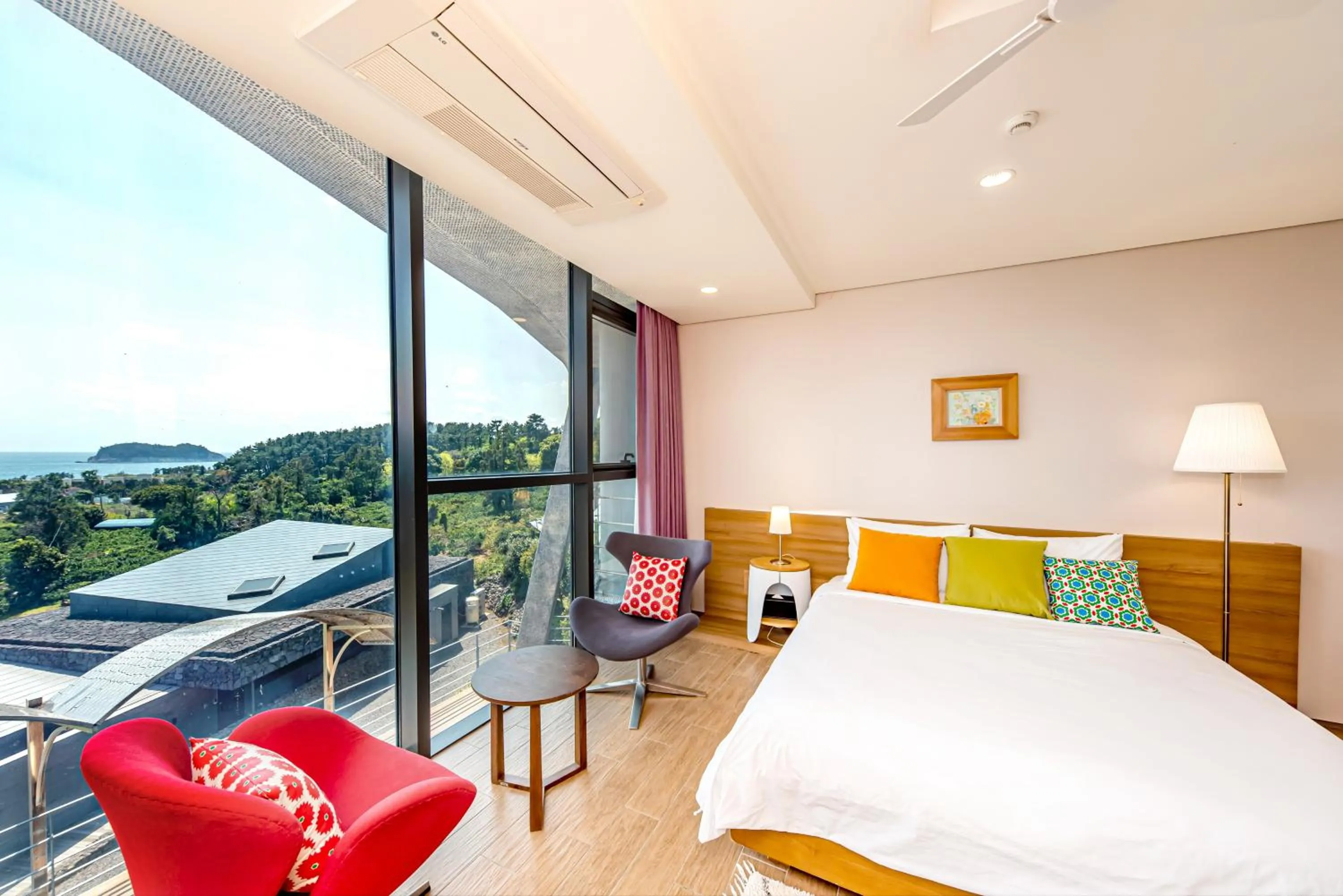 Photo of the whole room, Bed in Jeju Bom stay & Art Gallery