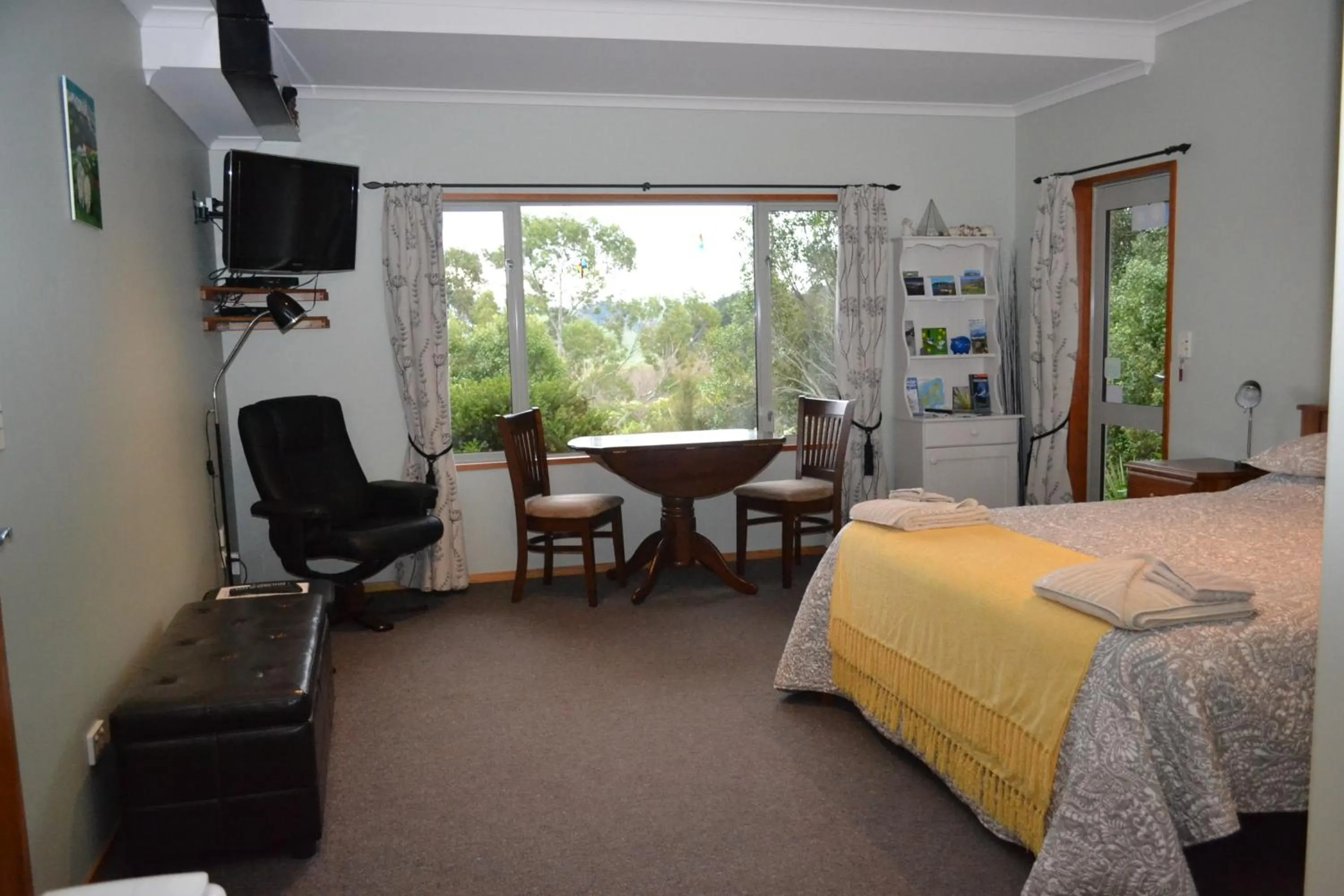 Photo of the whole room, Bed in Treetops B&B