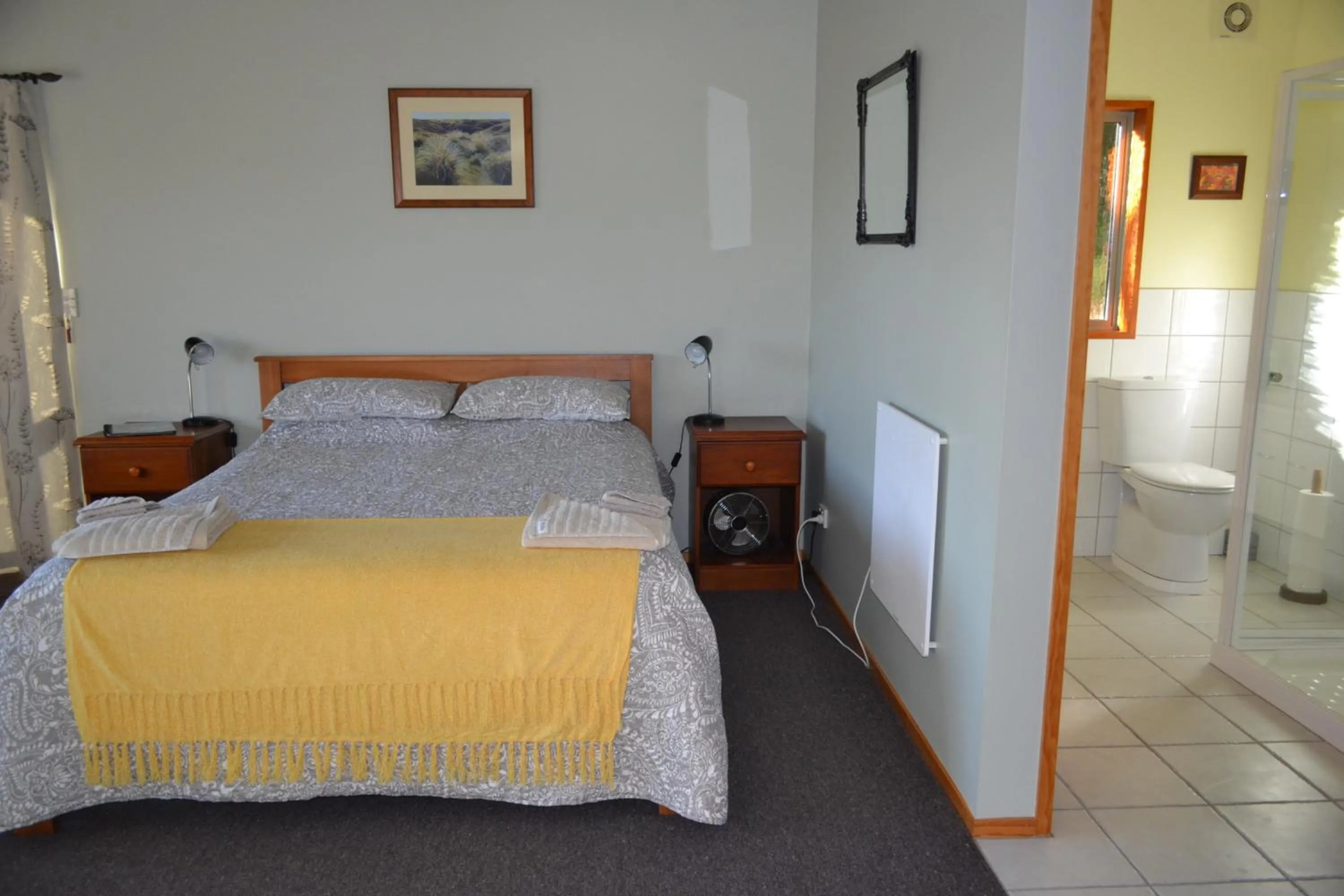 Photo of the whole room, Bed in Treetops B&B