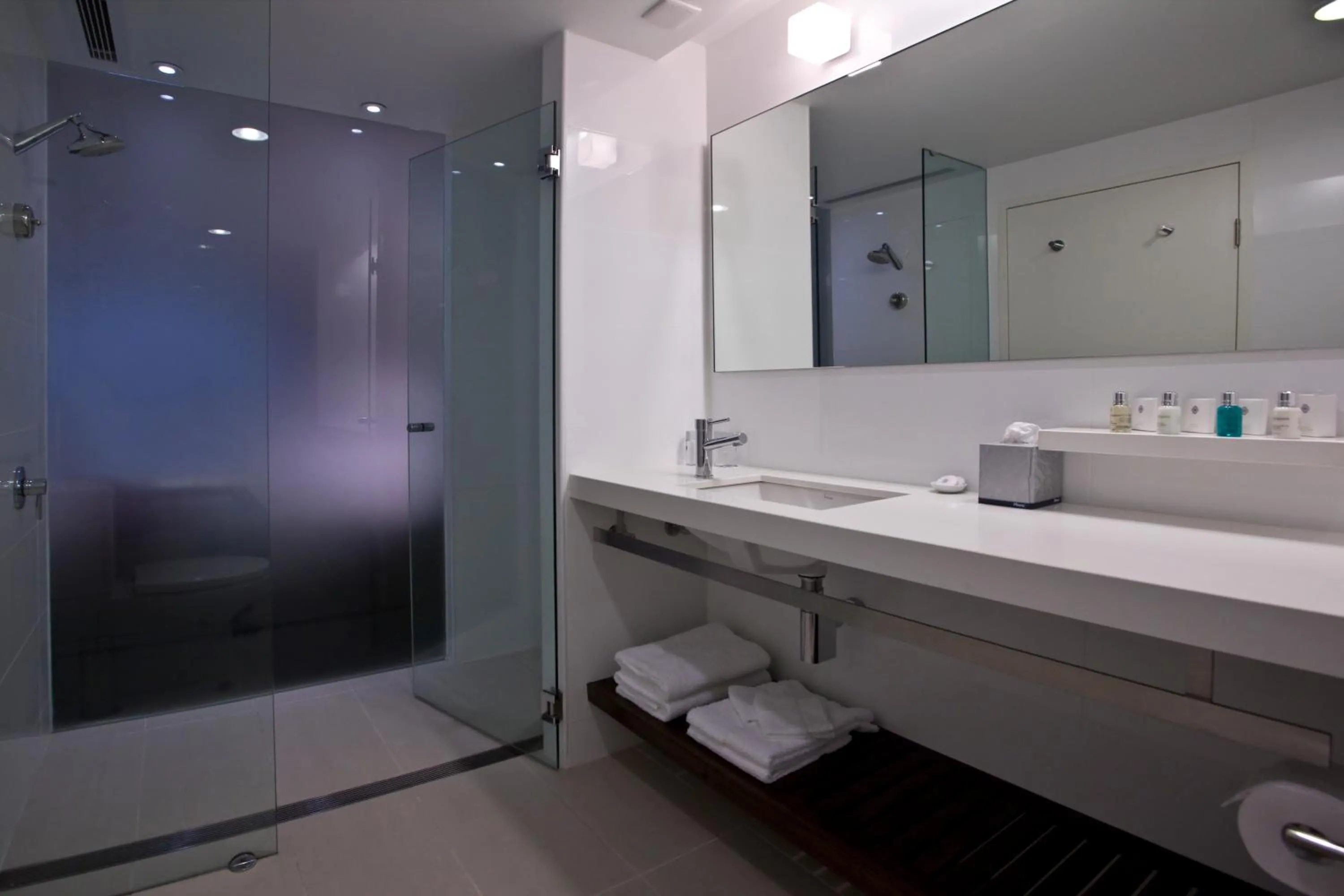 Bathroom in The Gateway Inn, Newcastle