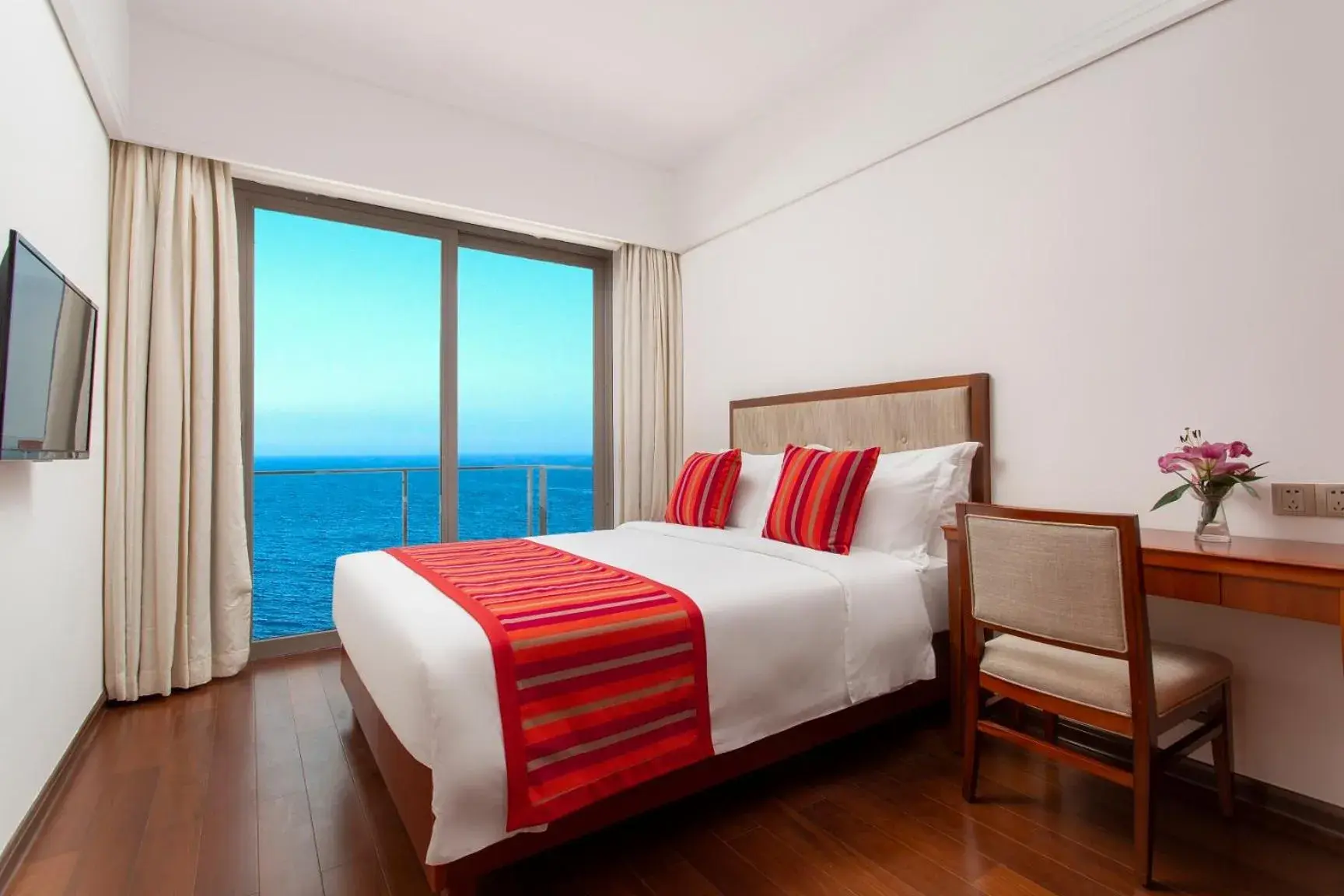 Deluxe Suite Two-Bedroom Family Suit with Sea View in Sanya Seacube Holiday Hotel Deluxe Suite Two-Bedroom Family Suit with Sea View in Sanya Seacube Holiday Hotel