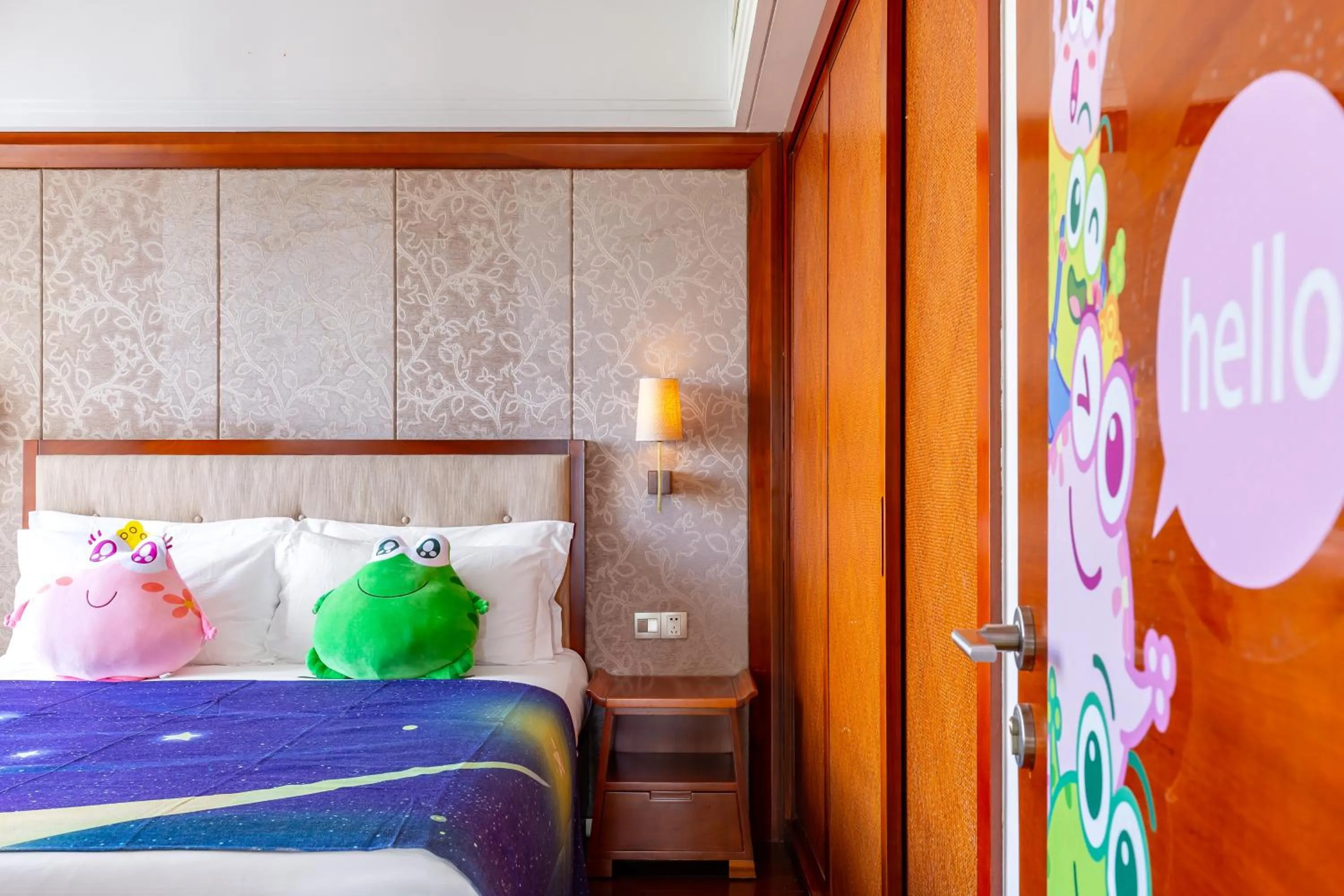 Bed in Sanya Seacube Holiday Hotel