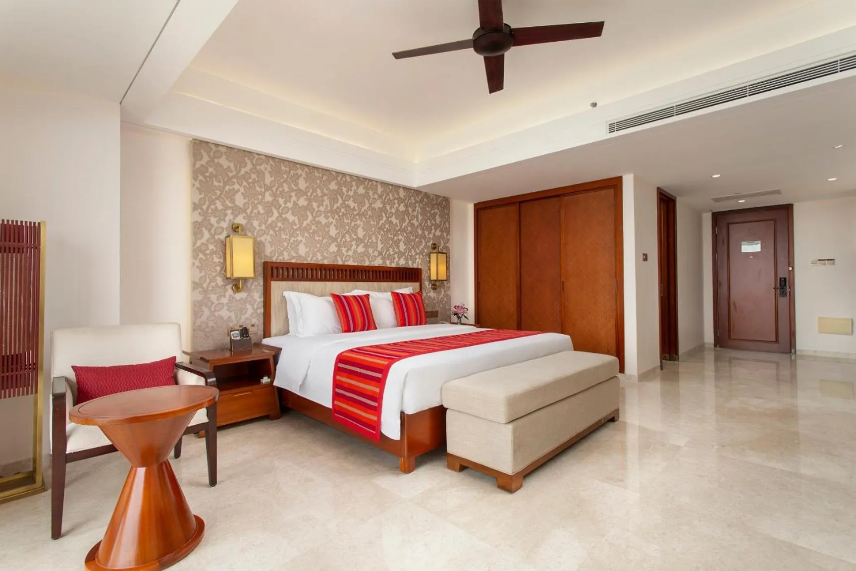 Photo of the whole room, Bed in Sanya Seacube Holiday Hotel