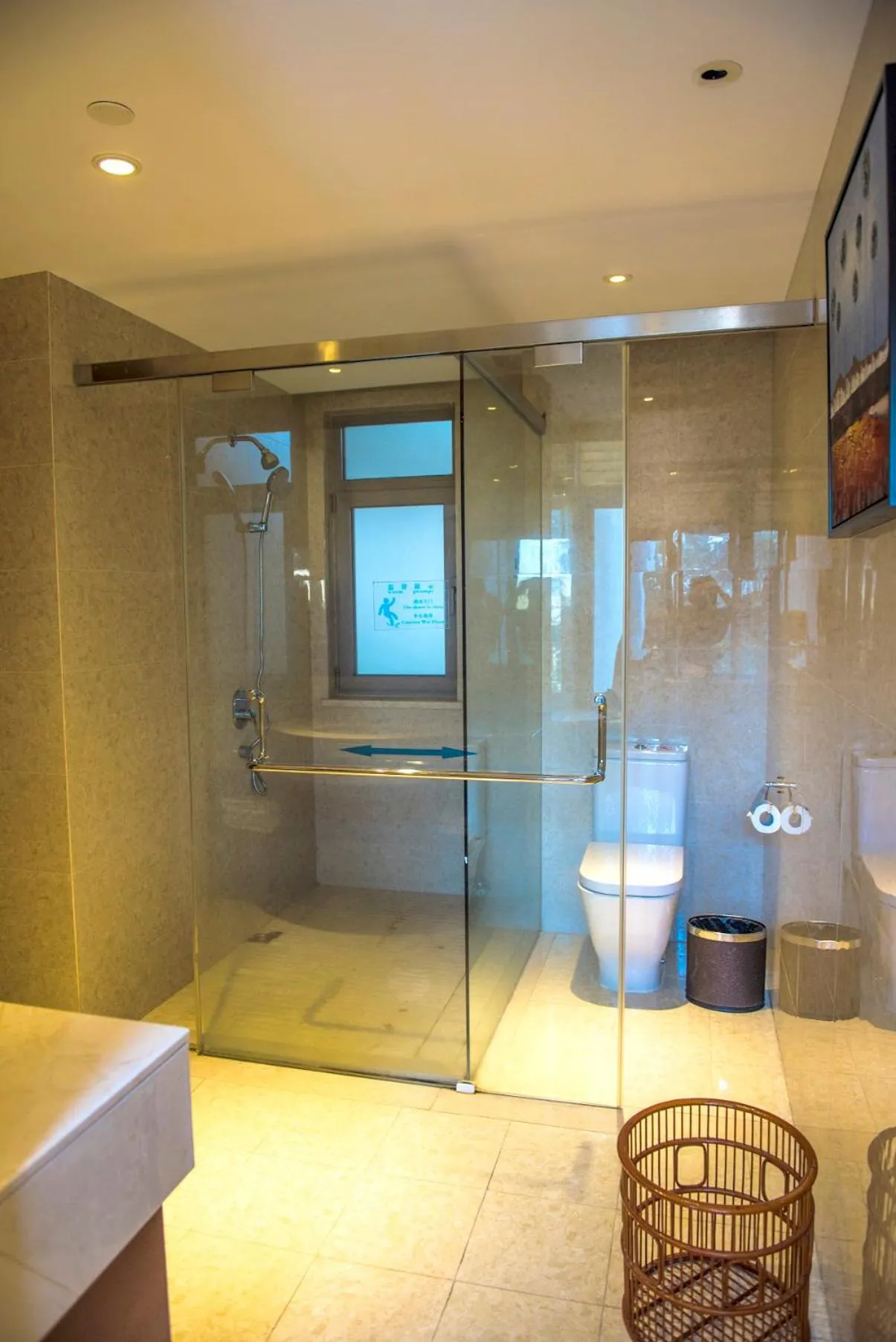 Shower in Sanya Seacube Holiday Hotel
