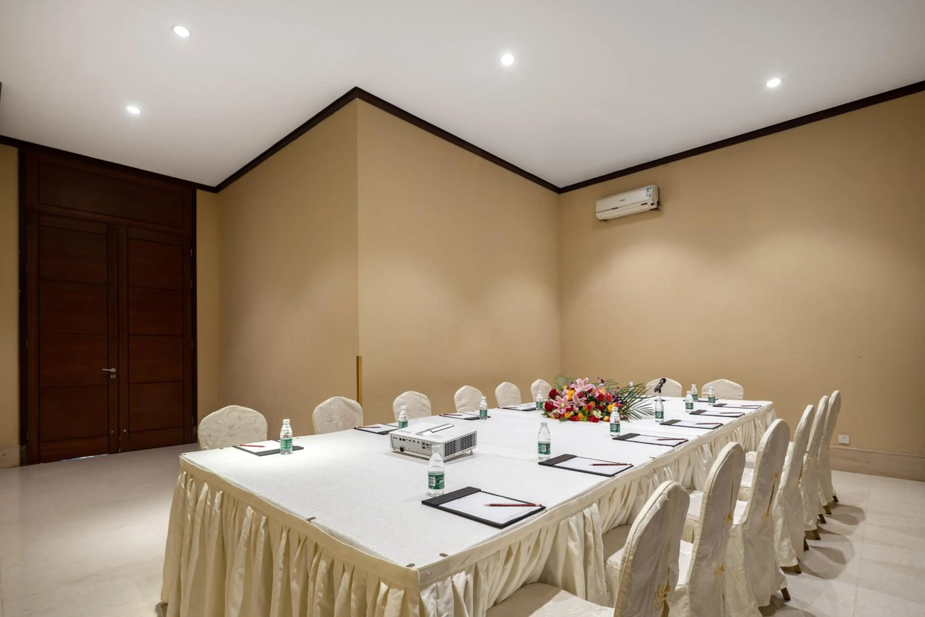 Sanya Seacube Holiday Hotel