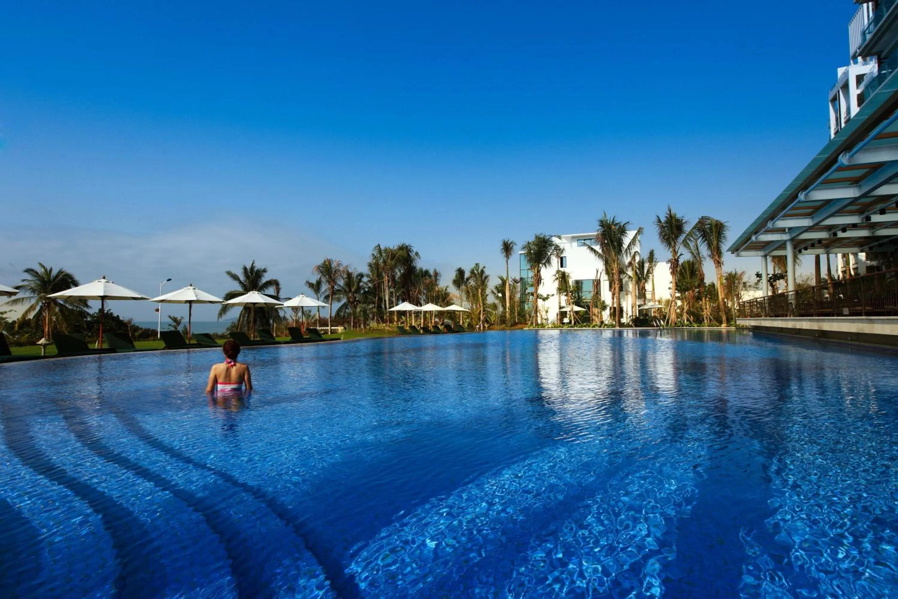 Swimming pool in Sanya Seacube Holiday Hotel