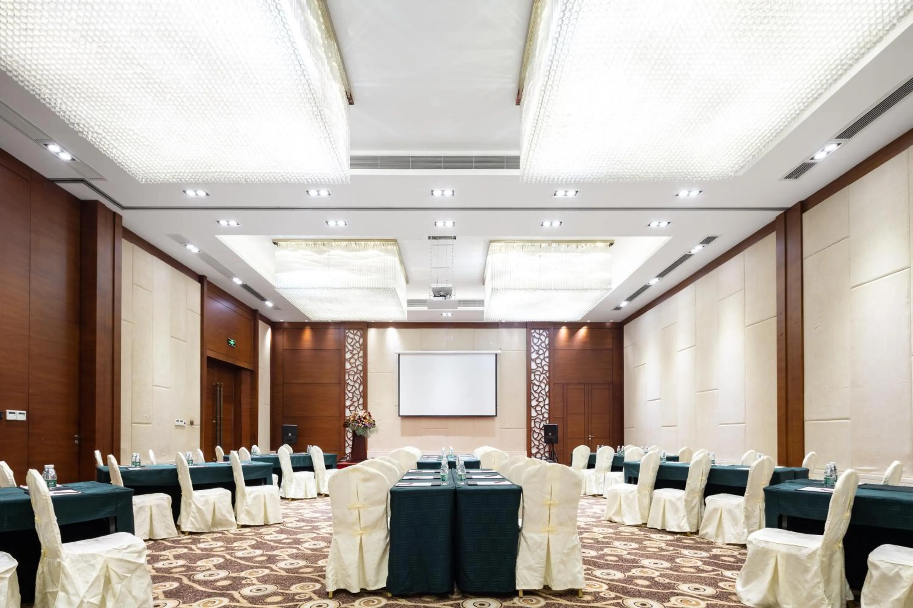 Business facilities in Sanya Seacube Holiday Hotel