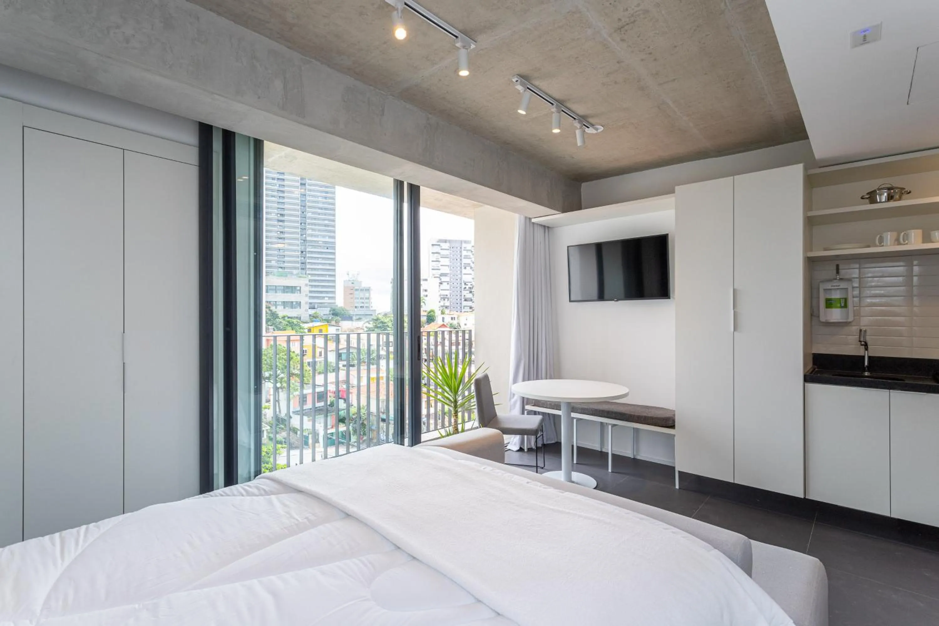 Balcony/Terrace, Bed in Charlie Onze22 Vila Madalena