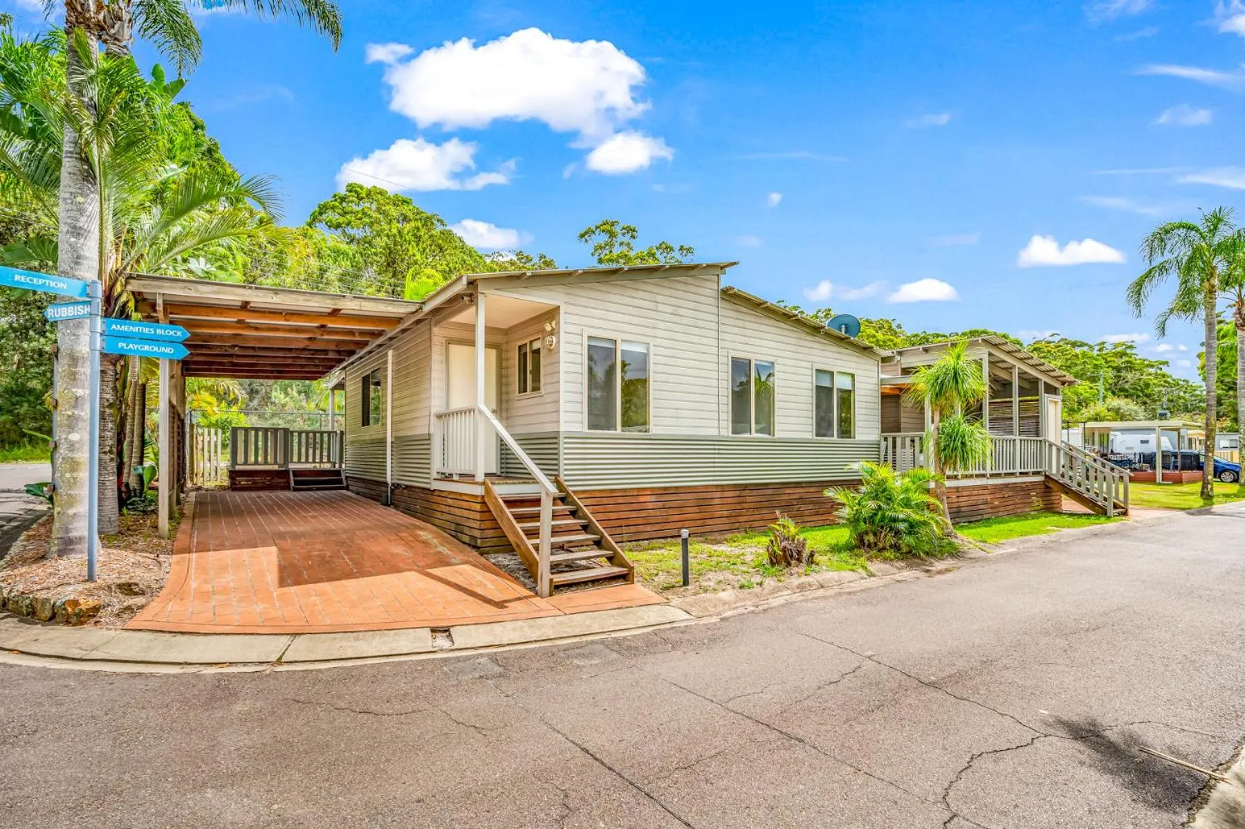 Four-Bedroom House in Koala Shores Holiday Park