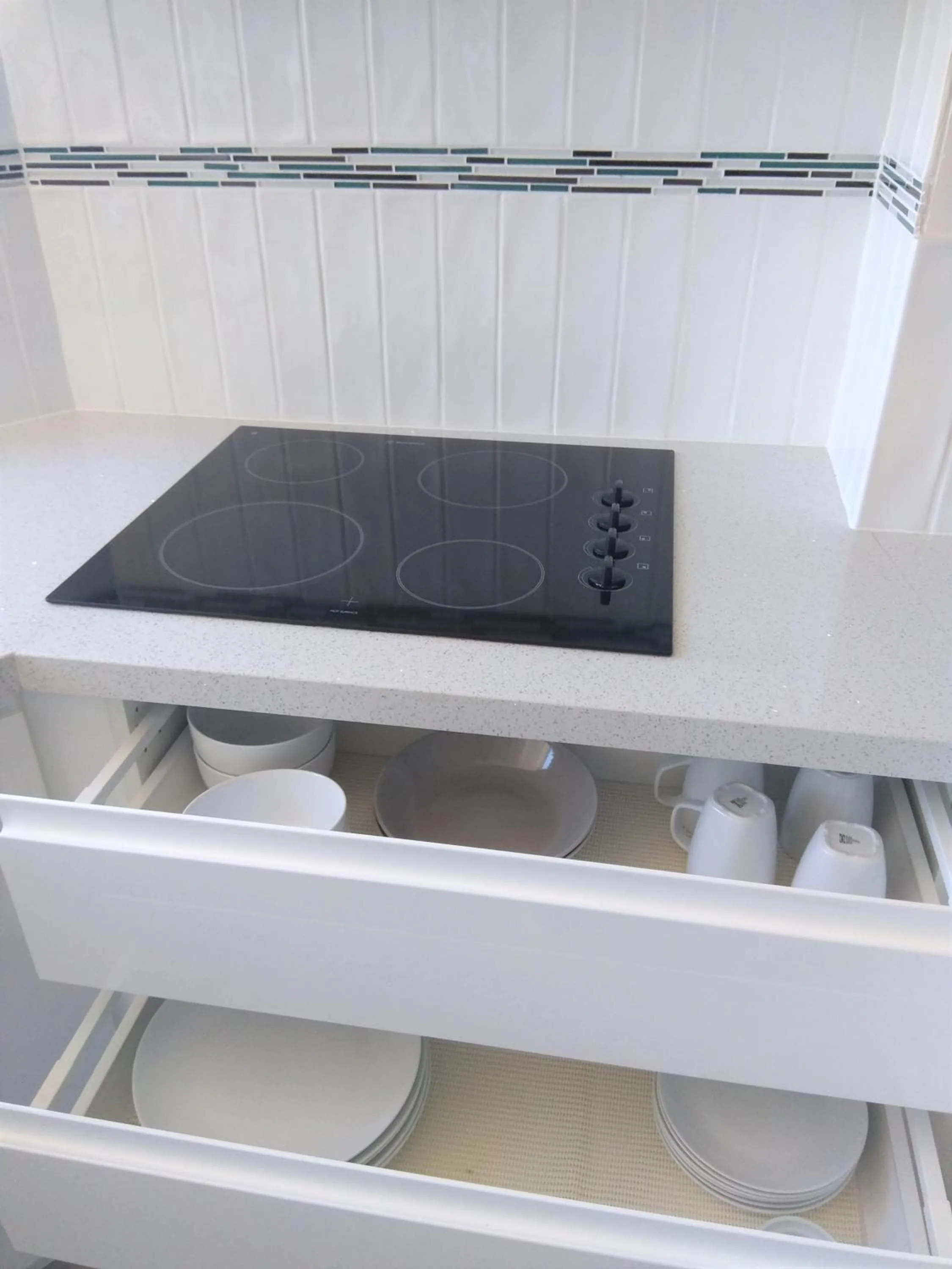 Coffee/tea facilities in Meridian Tower Kirra Beach