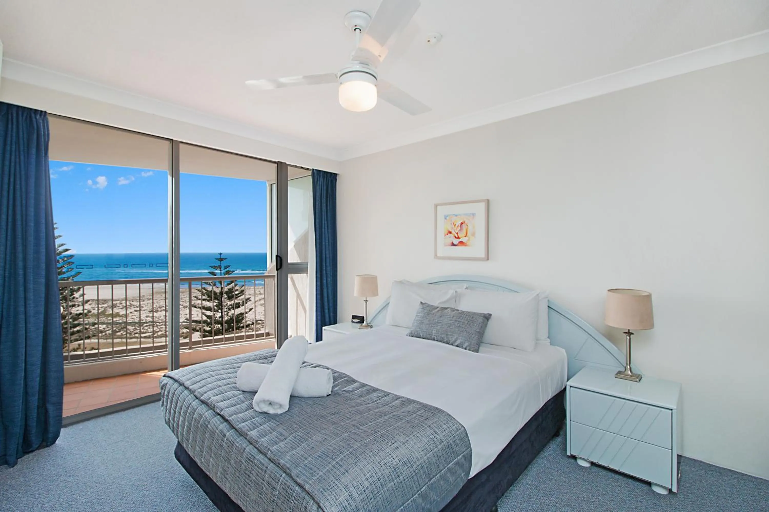 Photo of the whole room, Bed in Meridian Tower Kirra Beach
