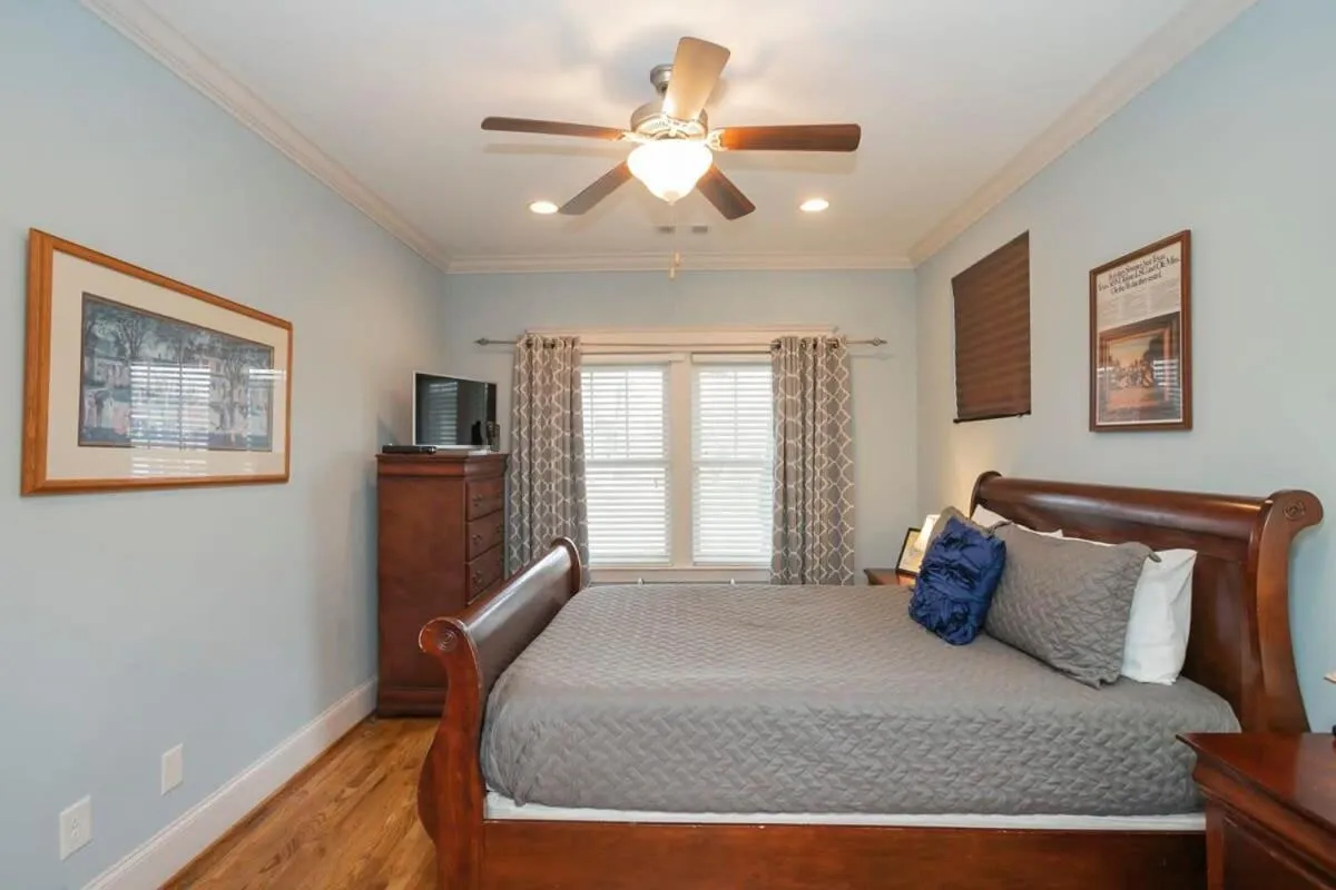 Bed in July Discount! Cottage Close to Downtown, Yard