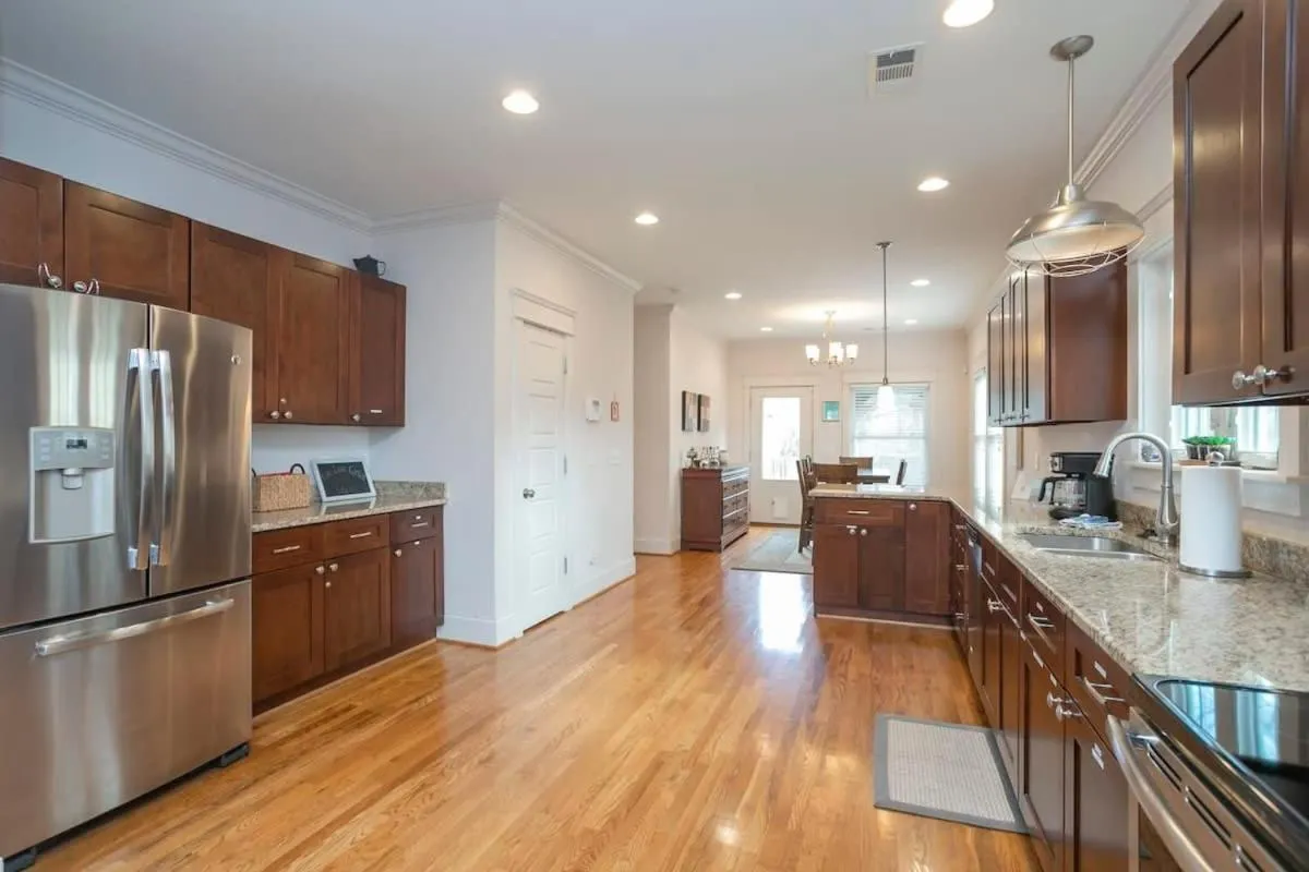 July Discount! Cottage Close to Downtown, Yard