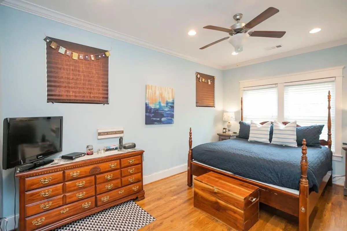 Bed in July Discount! Cottage Close to Downtown, Yard