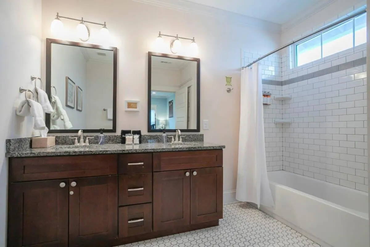 July Discount! Cottage Close to Downtown, Yard