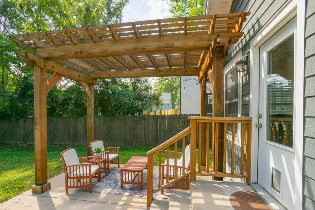 July Discount! Cottage Close to Downtown, Yard