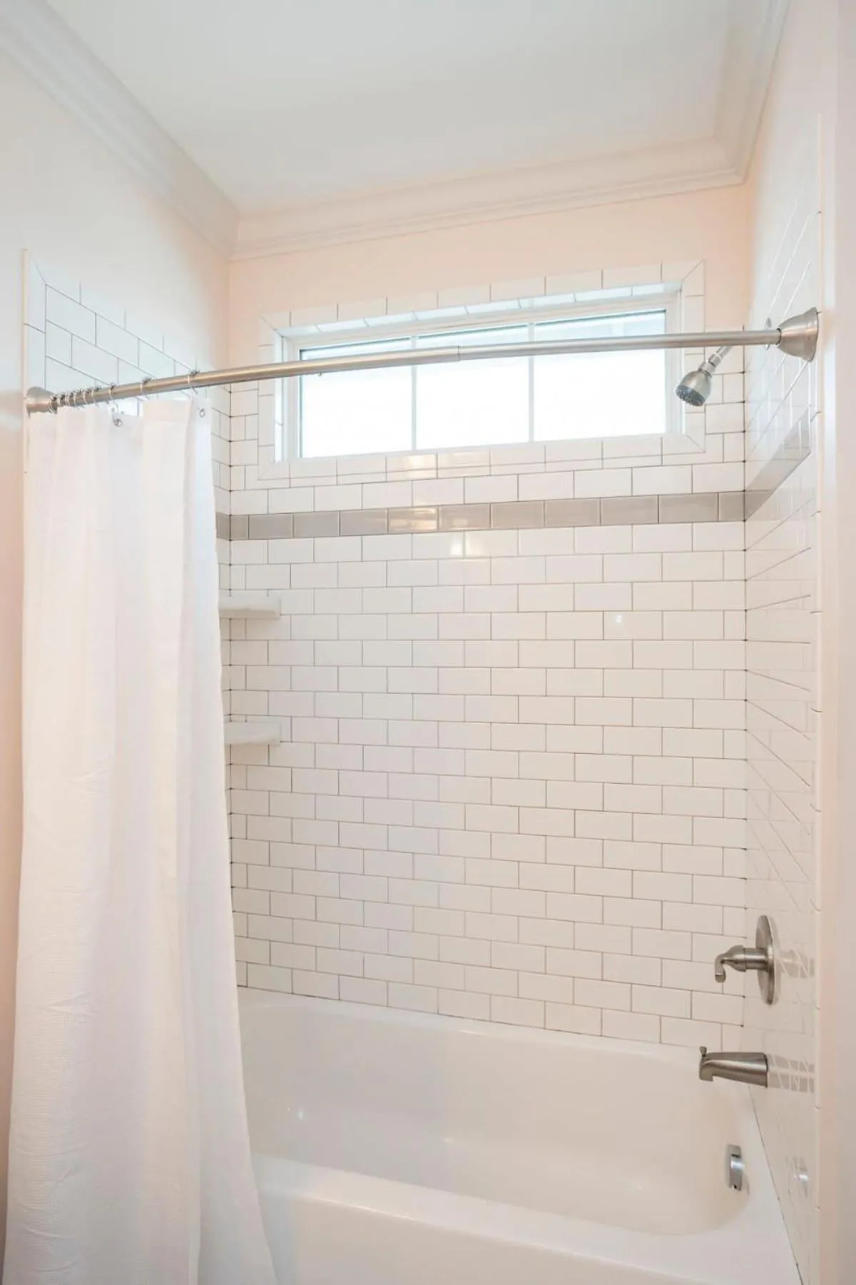 July Discount! Cottage Close to Downtown, Yard