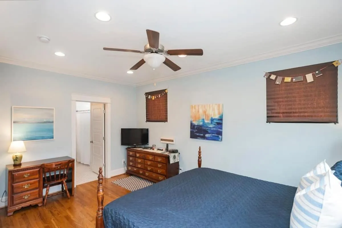 Bed in July Discount! Cottage Close to Downtown, Yard