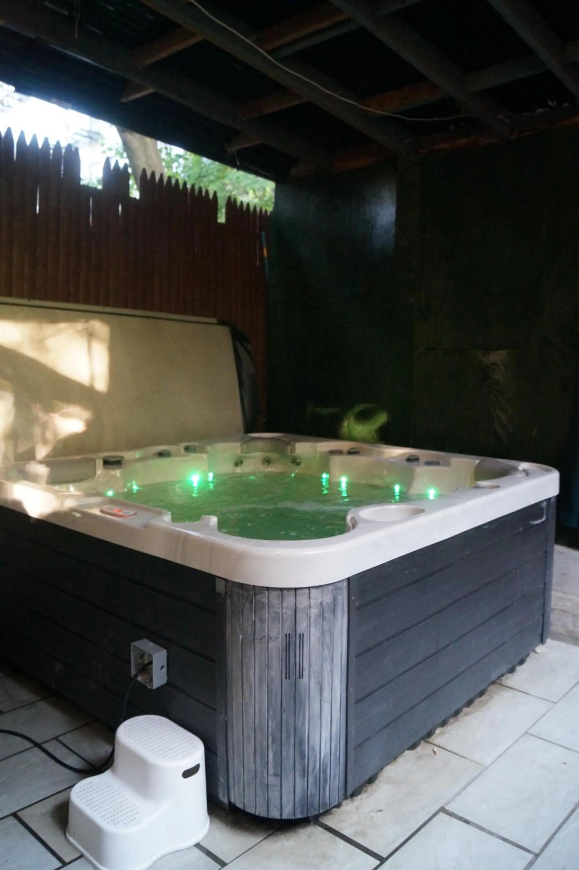 Hot Tub in Macaw Guest House