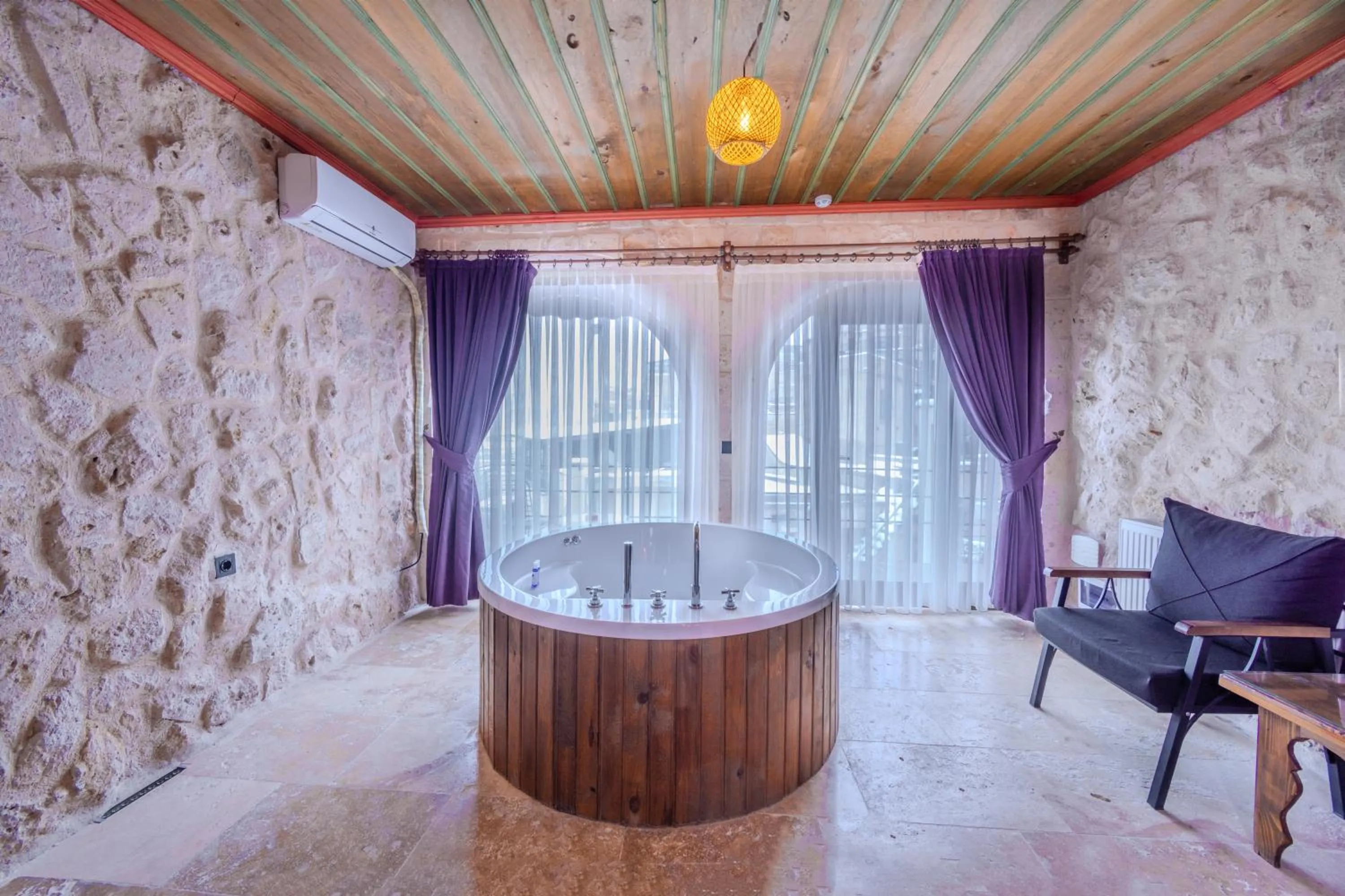 Hot Tub in Angel View Suites