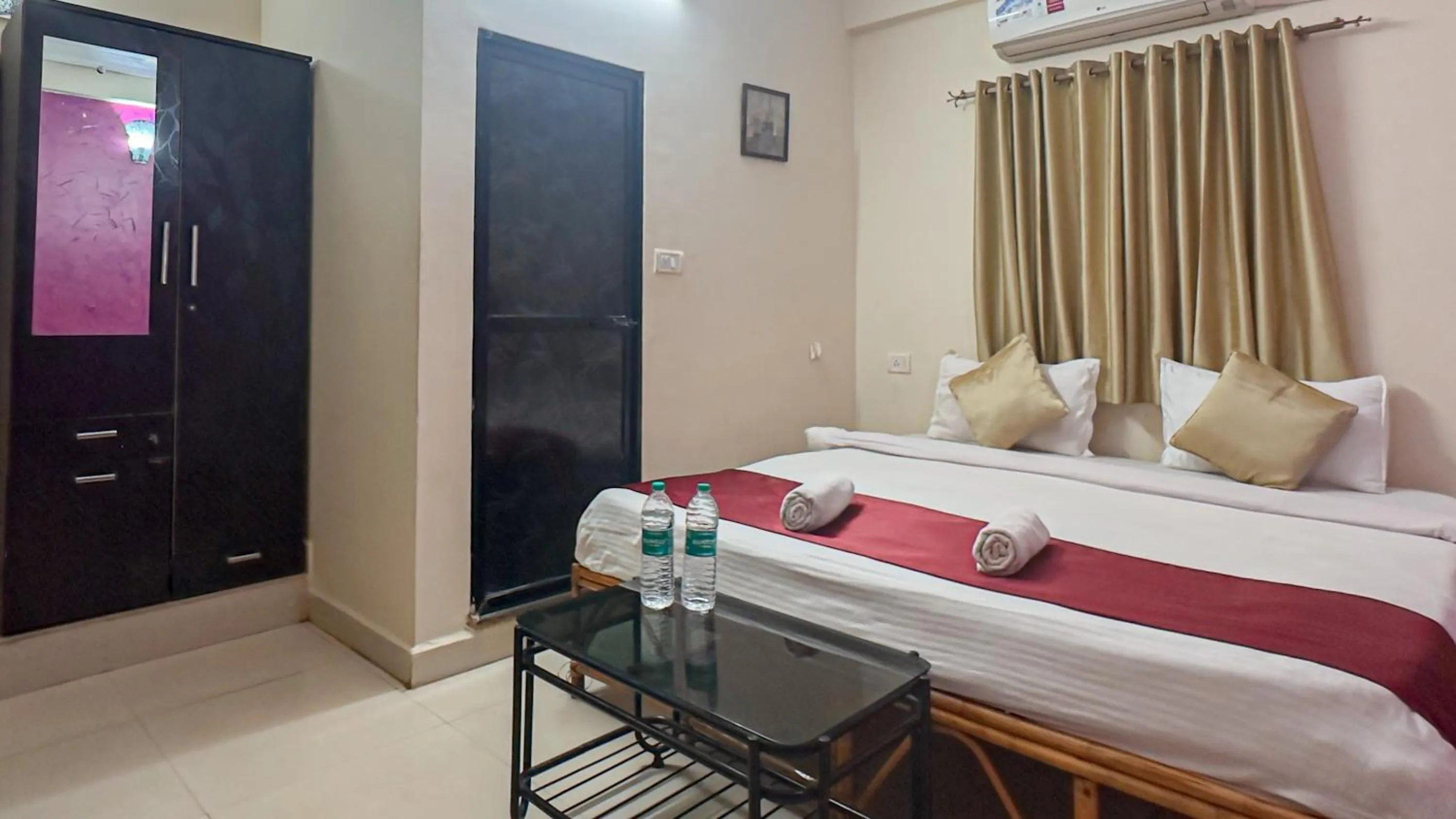 Photo of the whole room, Bed in Hotel Leela Inn Candolim