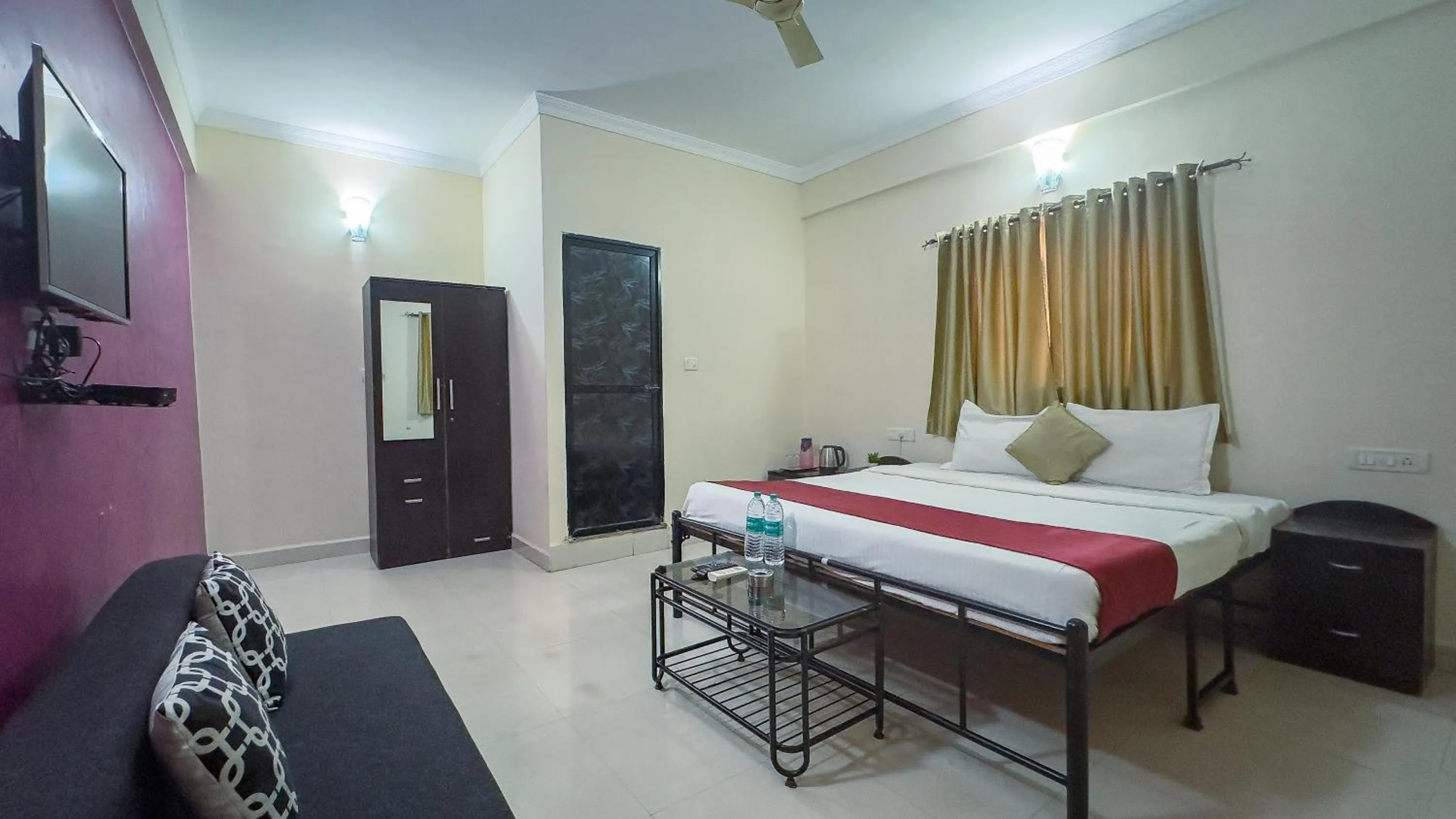 Photo of the whole room, Bed in Hotel Leela Inn Candolim