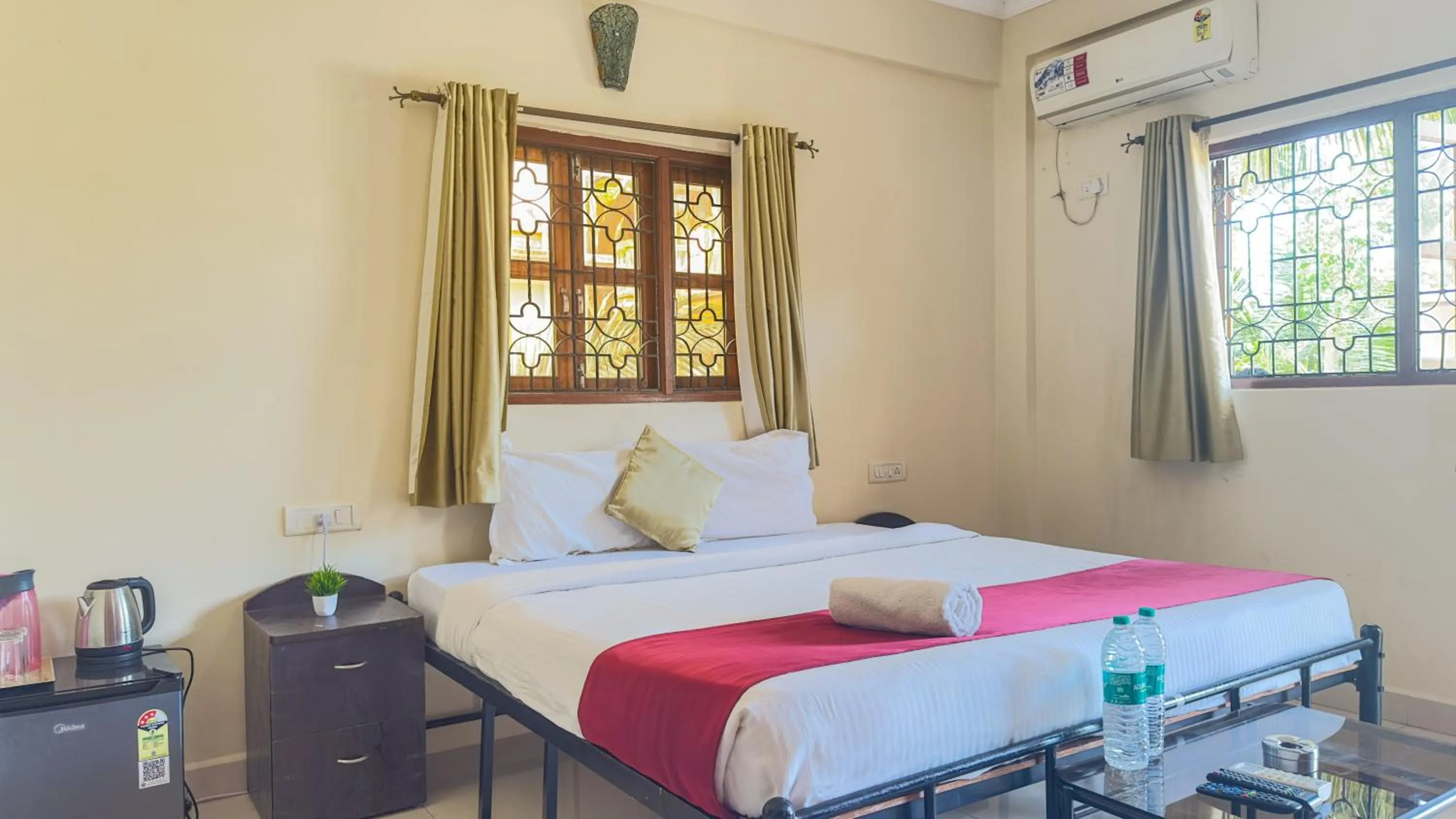 Photo of the whole room, Bed in Hotel Leela Inn Candolim