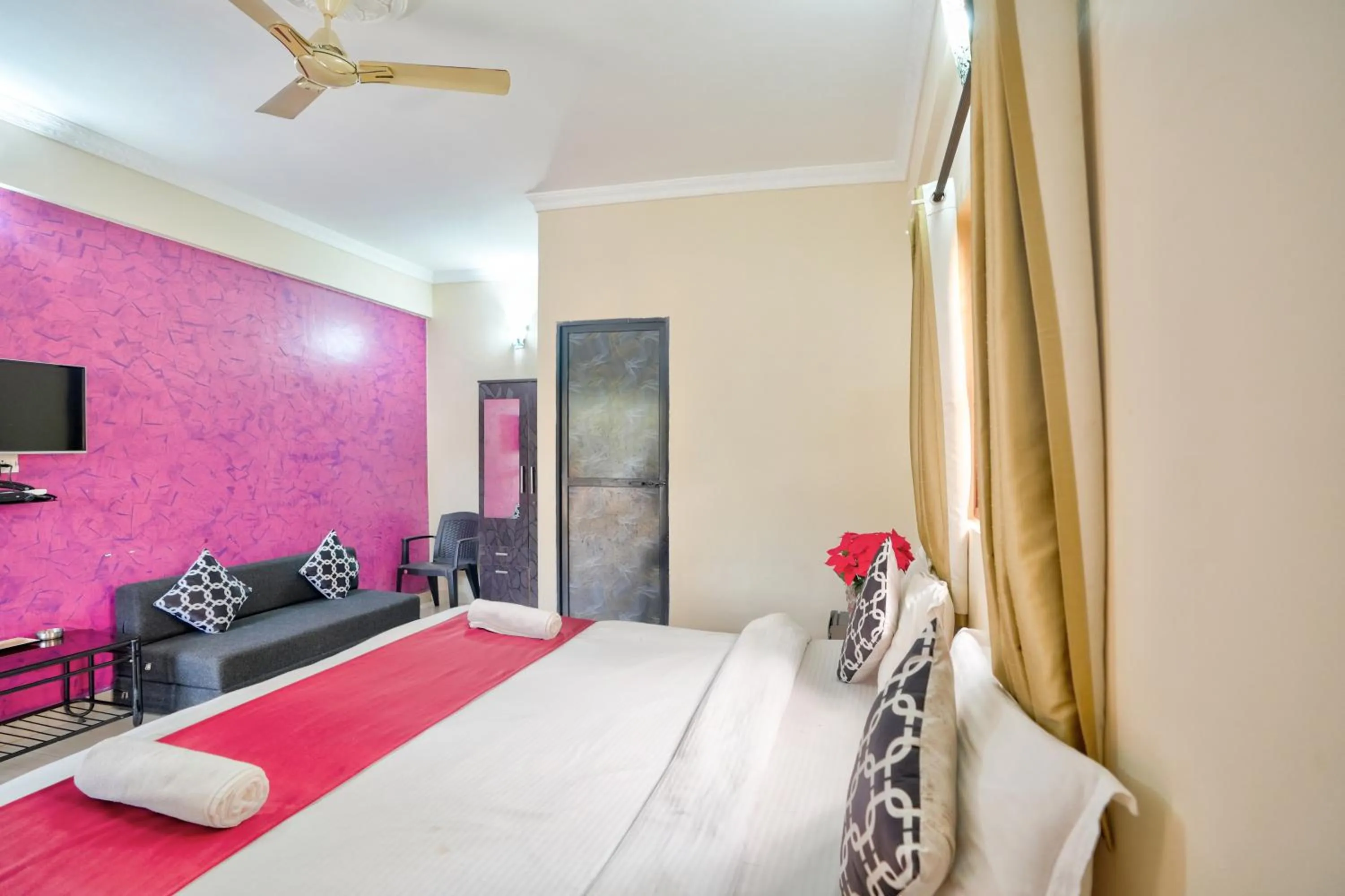 Bedroom, Bed in Hotel Leela Inn Candolim