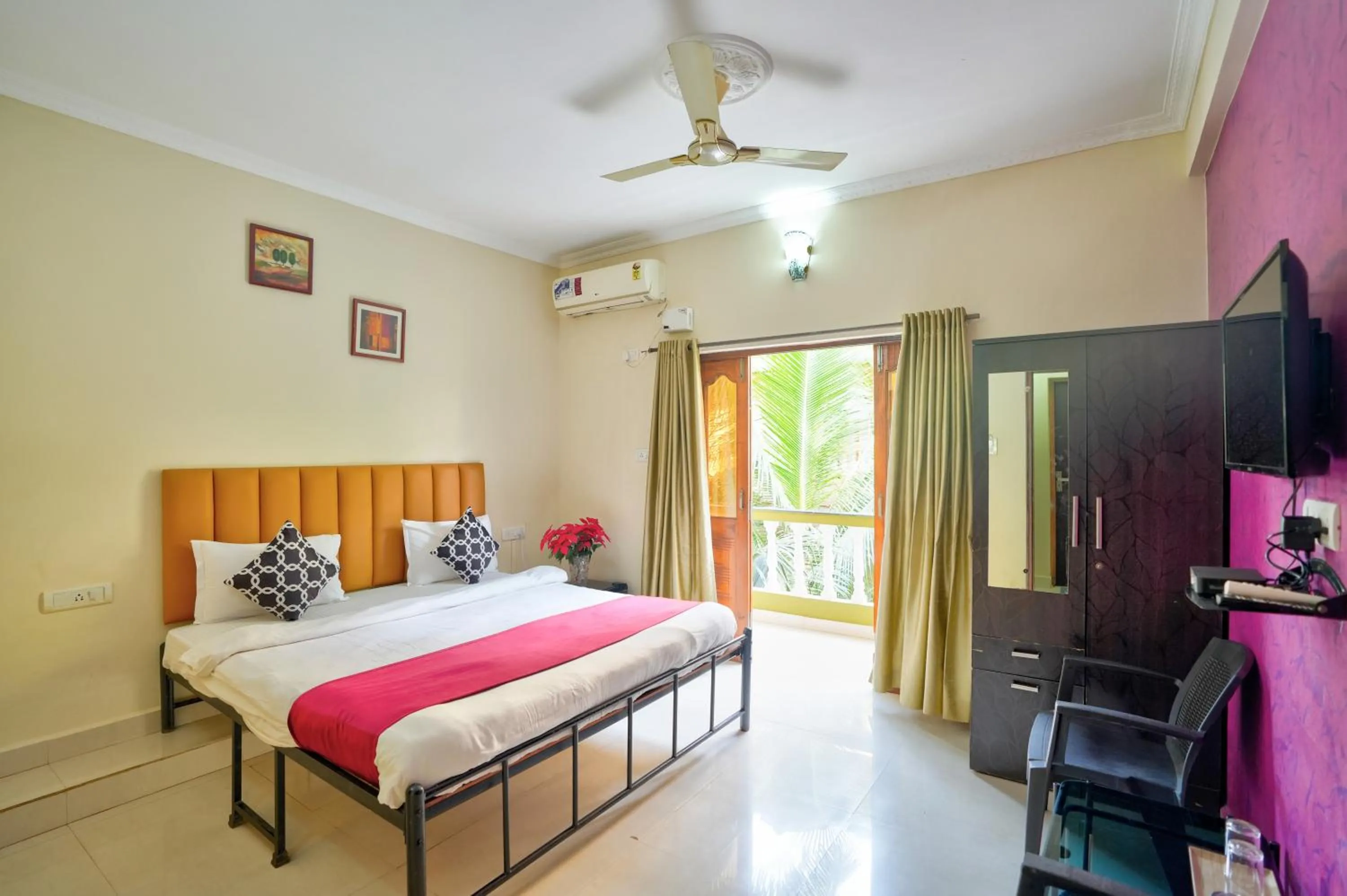 Bedroom, Bed in Hotel Leela Inn Candolim