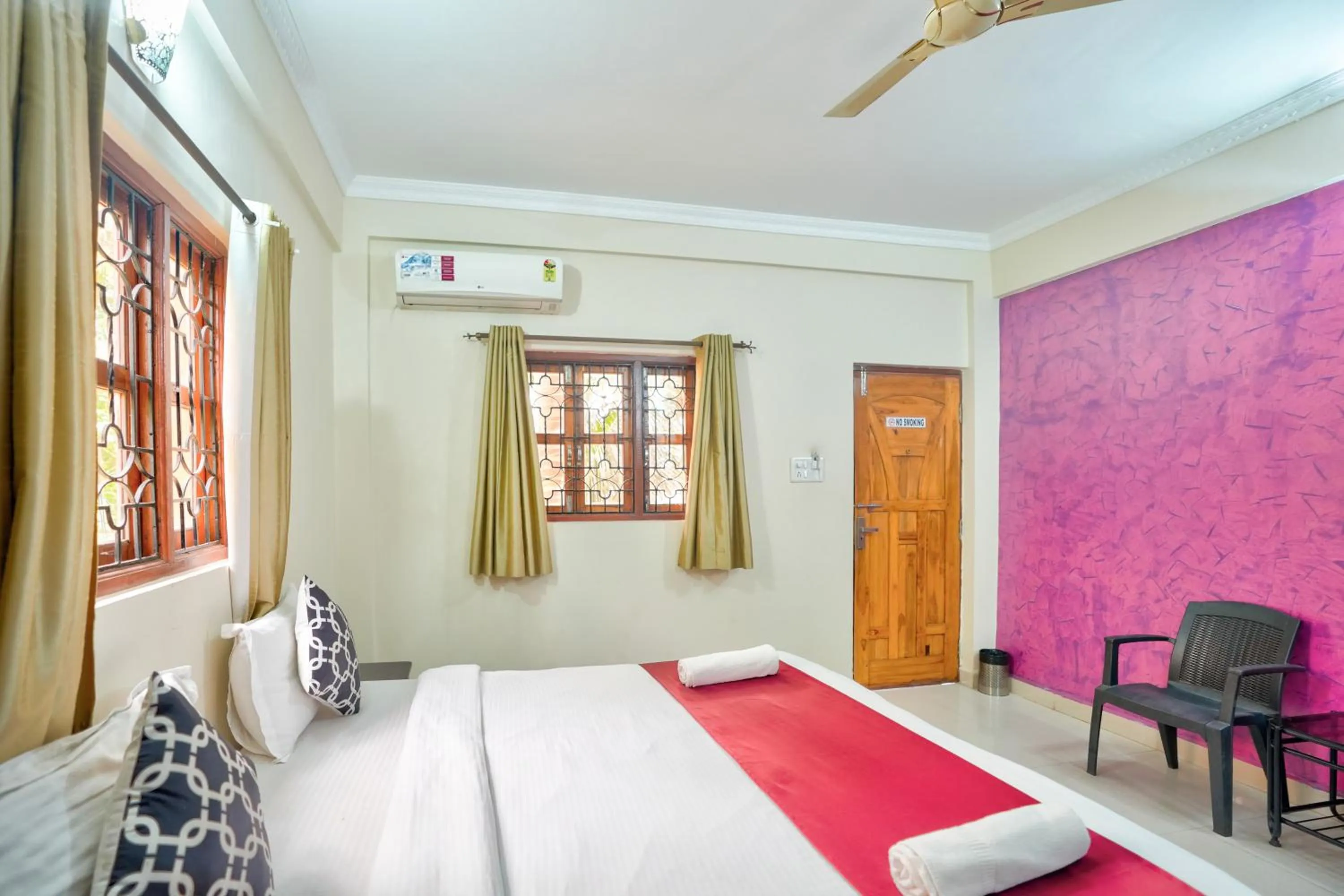 Bedroom, Bed in Hotel Leela Inn Candolim