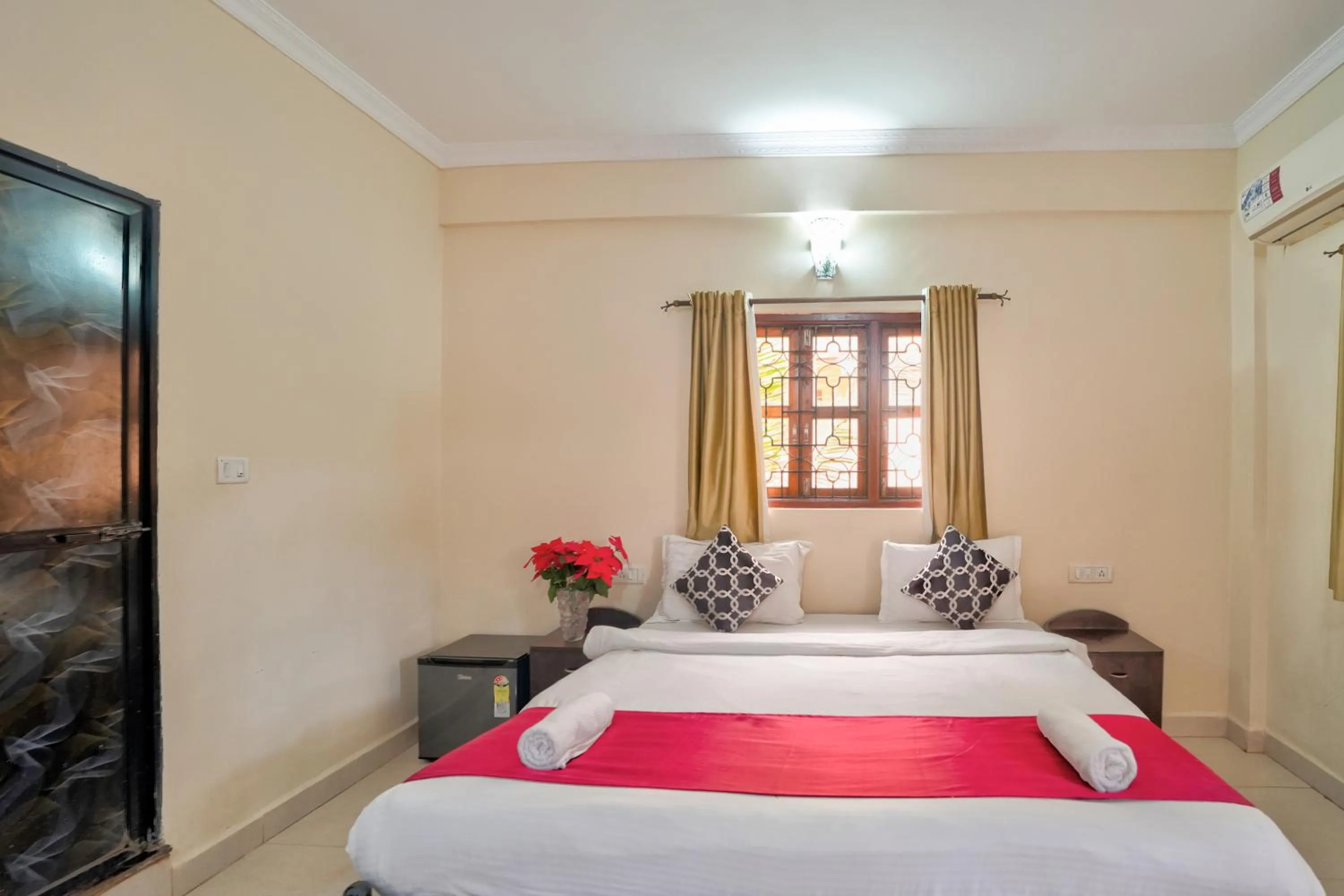 Bedroom, Bed in Hotel Leela Inn Candolim