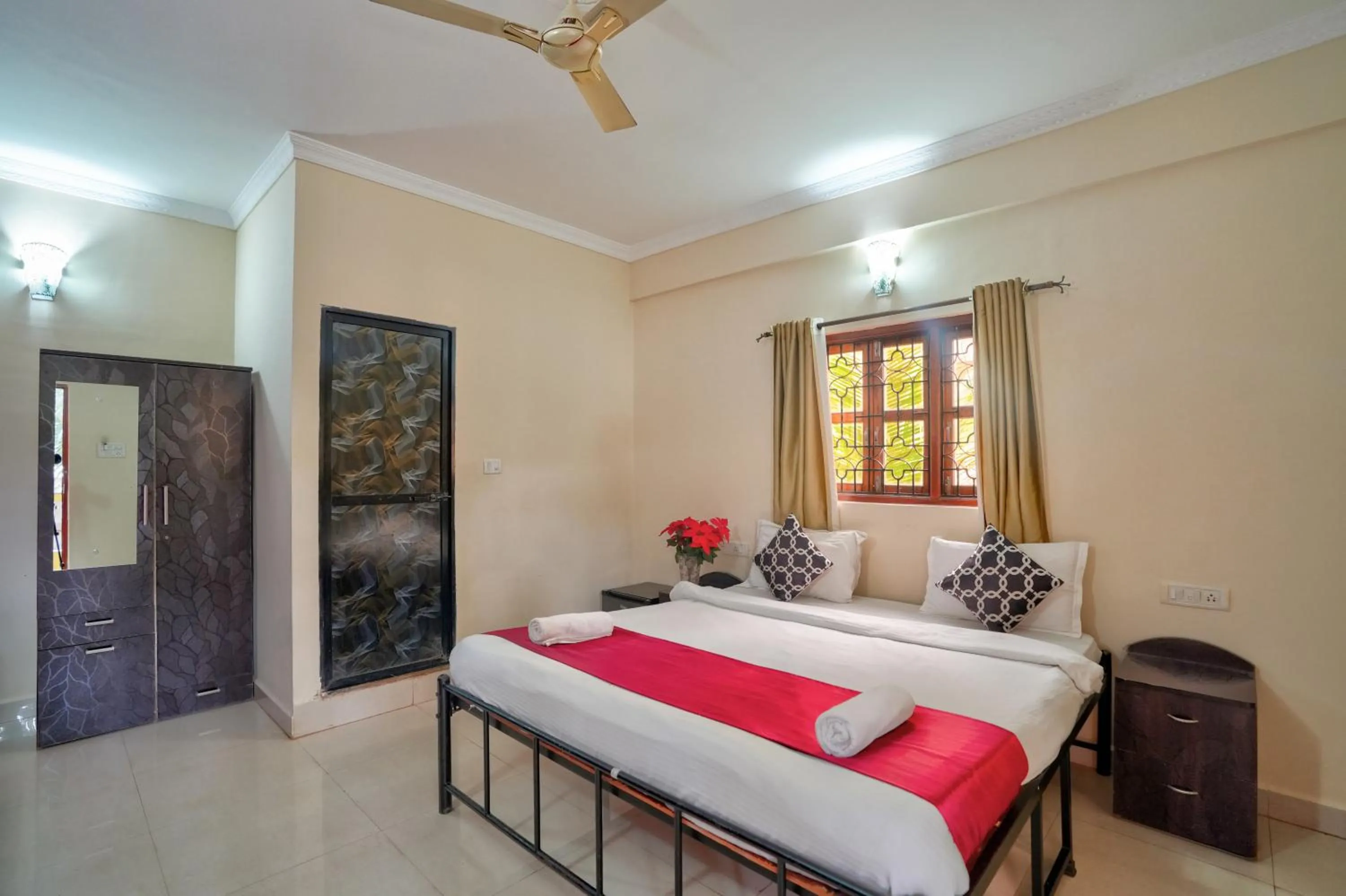 Bedroom, Bed in Hotel Leela Inn Candolim