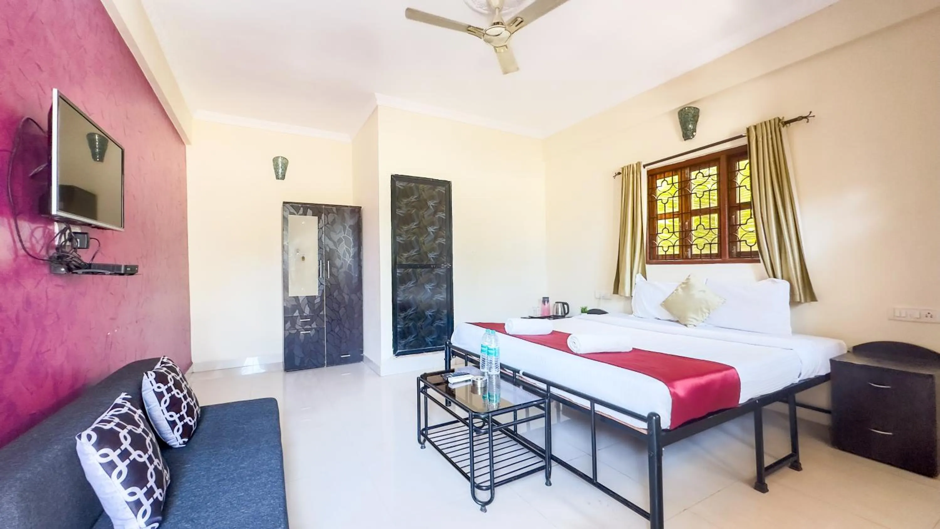 Photo of the whole room, Bed in Hotel Leela Inn Candolim