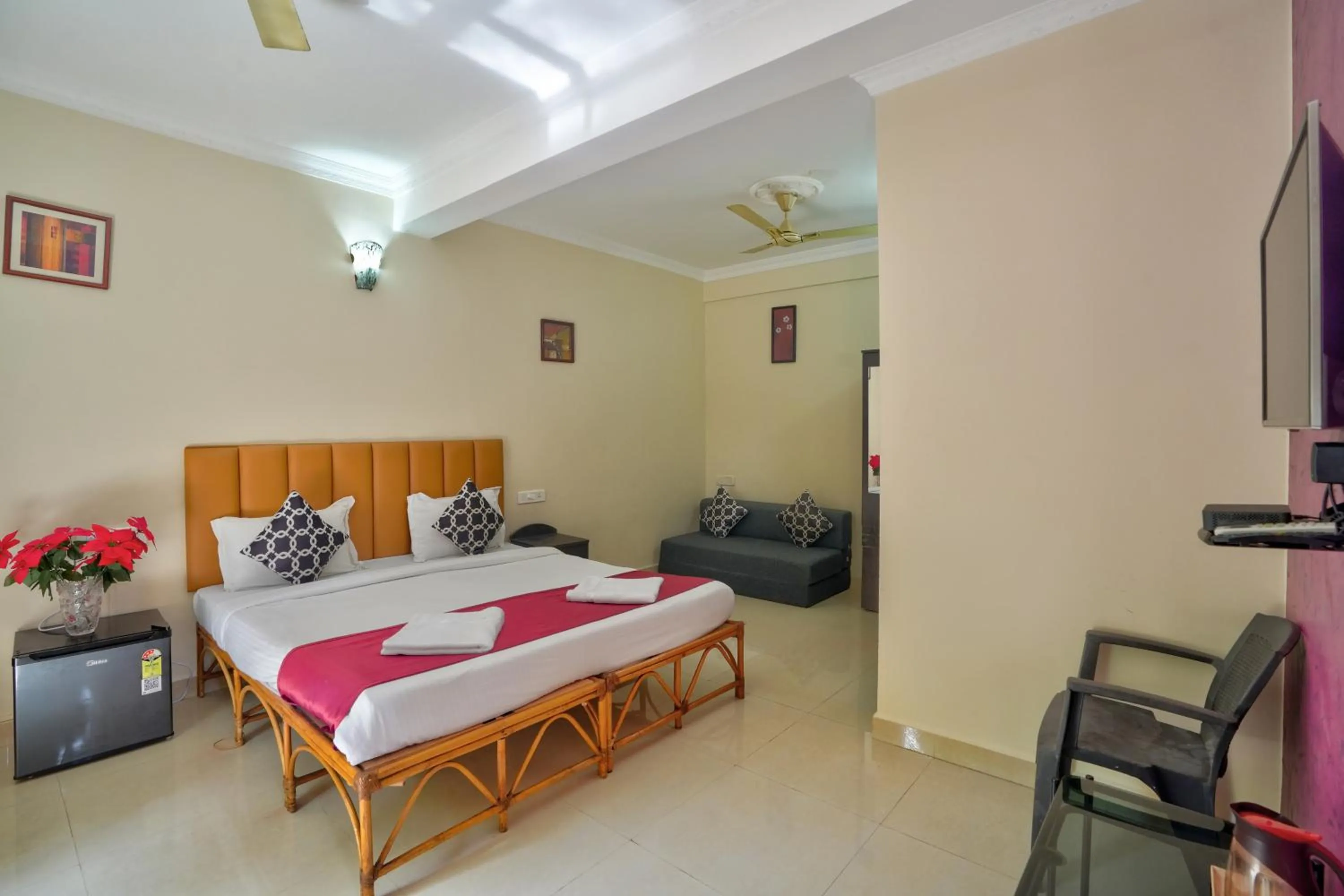 Bedroom, Bed in Hotel Leela Inn Candolim