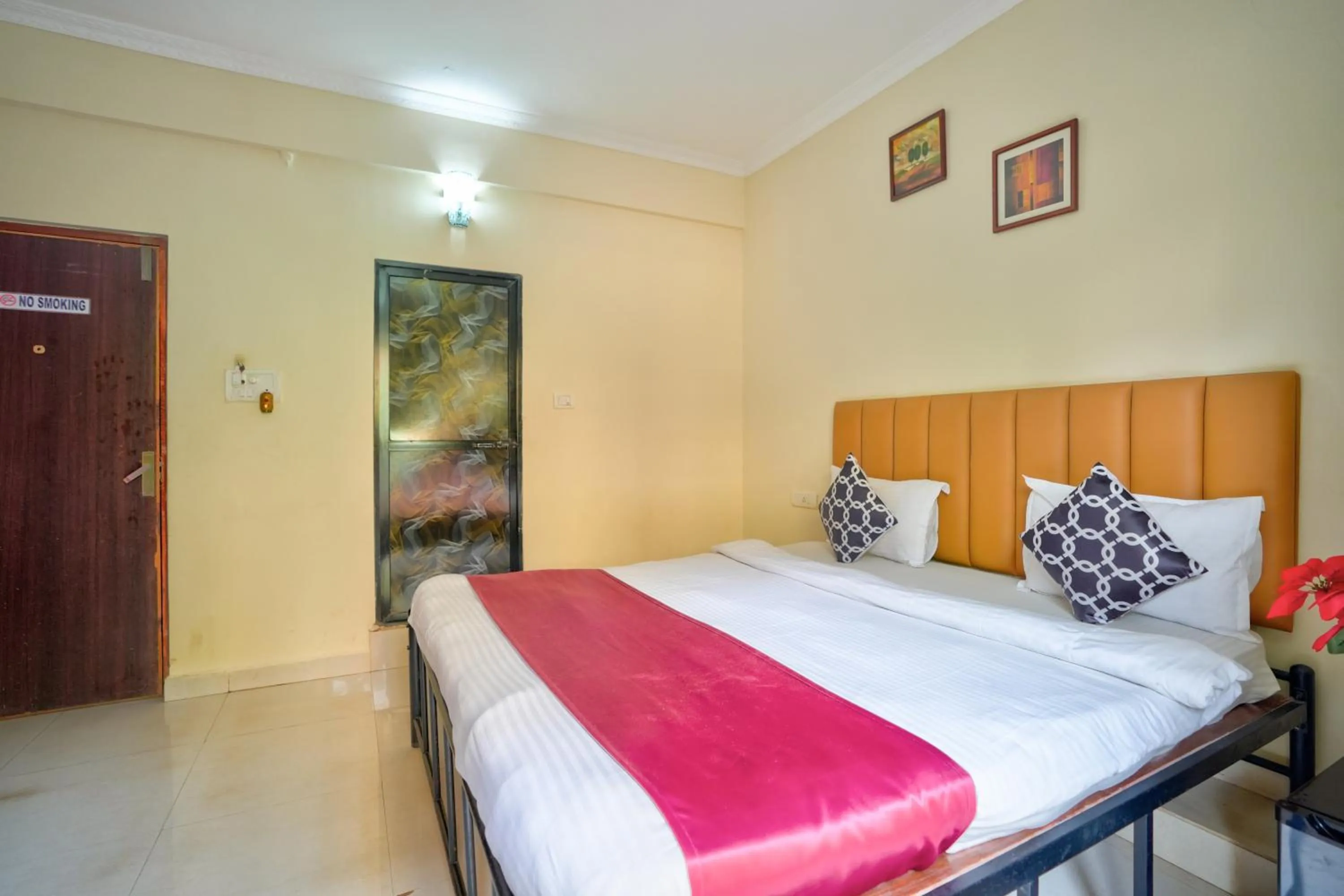 Bedroom, Bed in Hotel Leela Inn Candolim