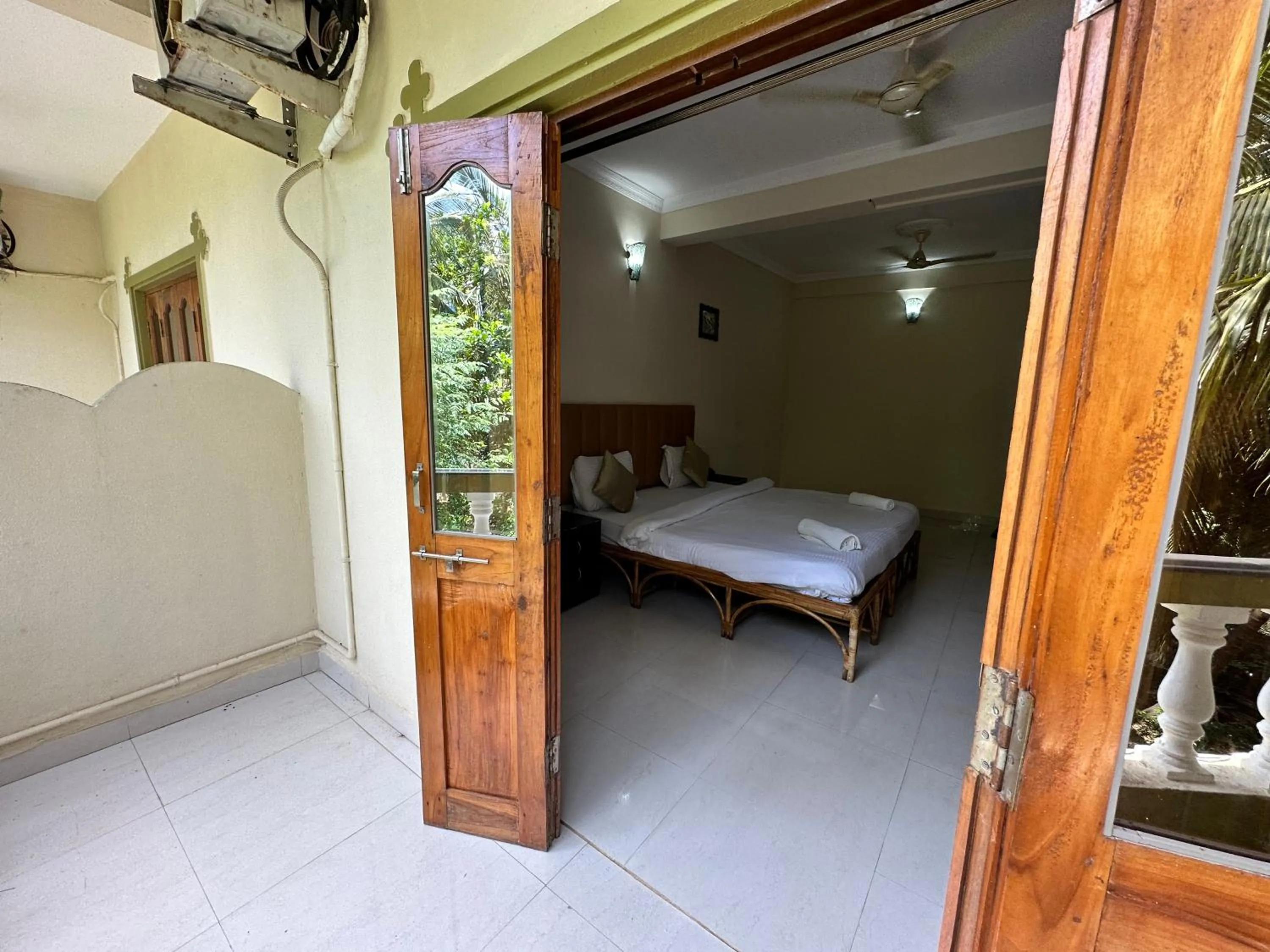 Photo of the whole room, Bed in Hotel Leela Inn Candolim