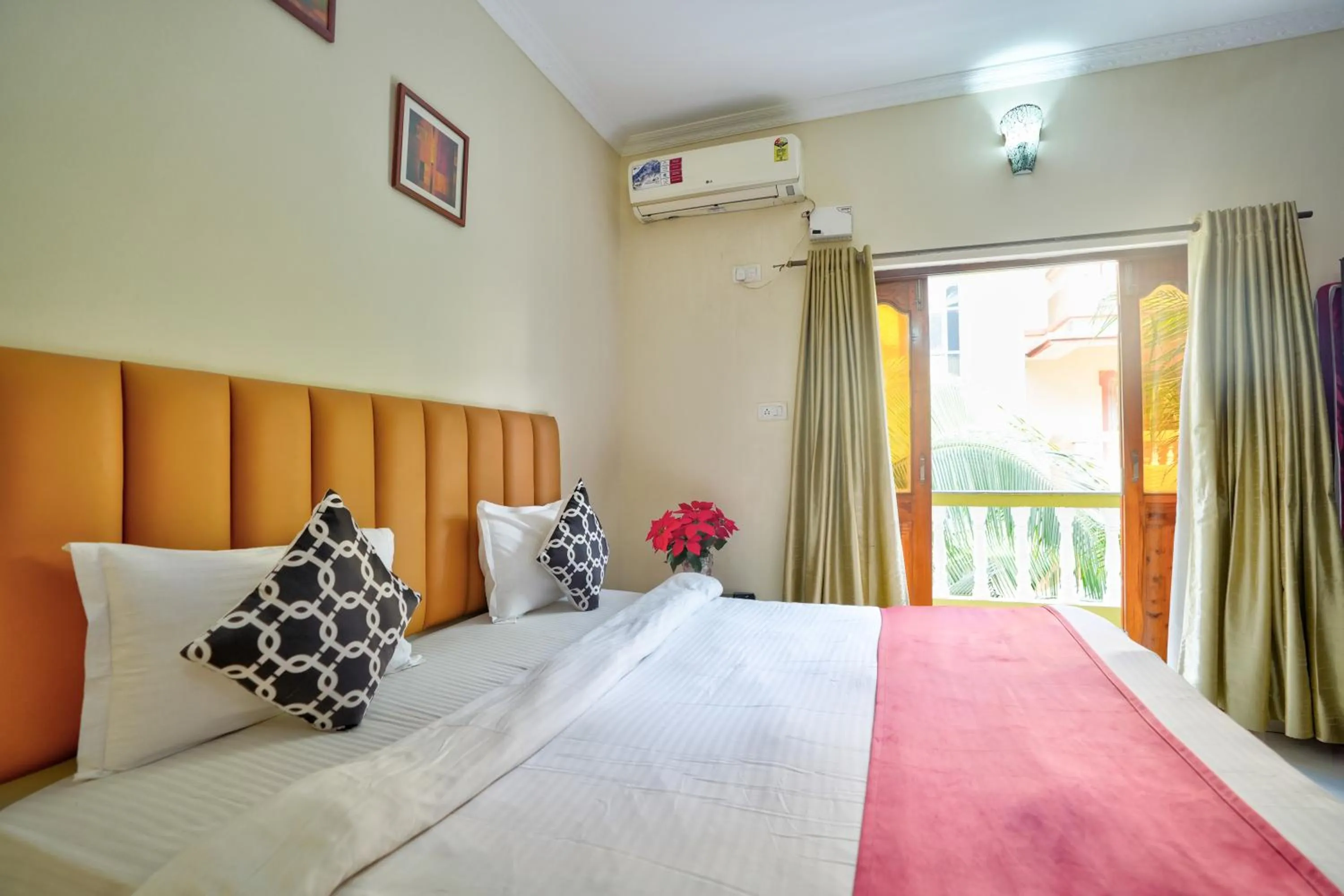 Bedroom, Bed in Hotel Leela Inn Candolim