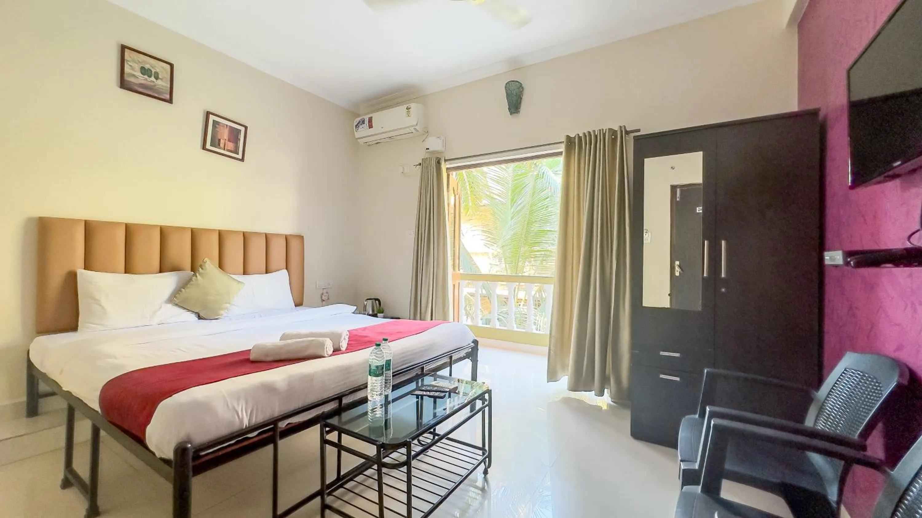 Bedroom, Bed in Hotel Leela Inn Candolim