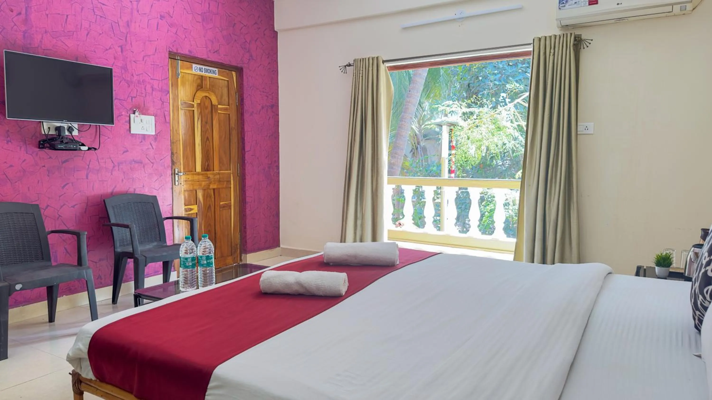 Bedroom, Bed in Hotel Leela Inn Candolim