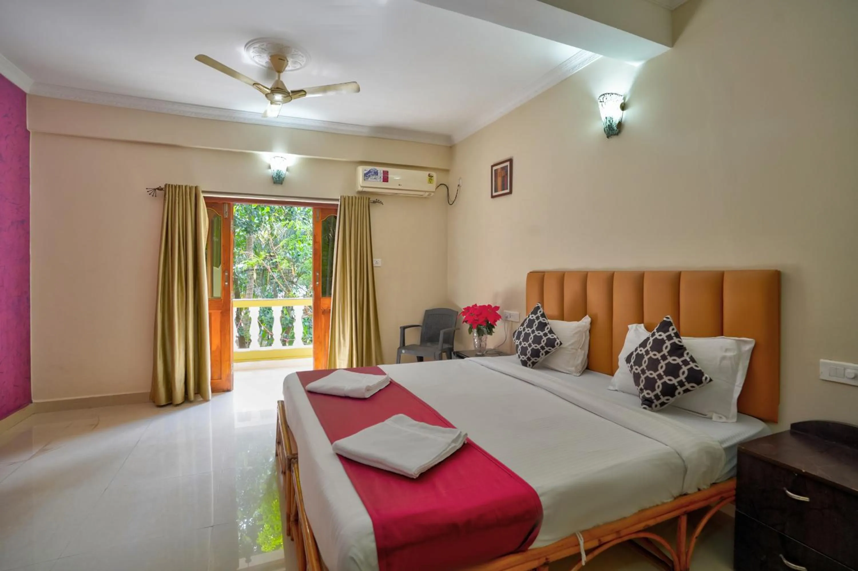 Bedroom, Bed in Hotel Leela Inn Candolim