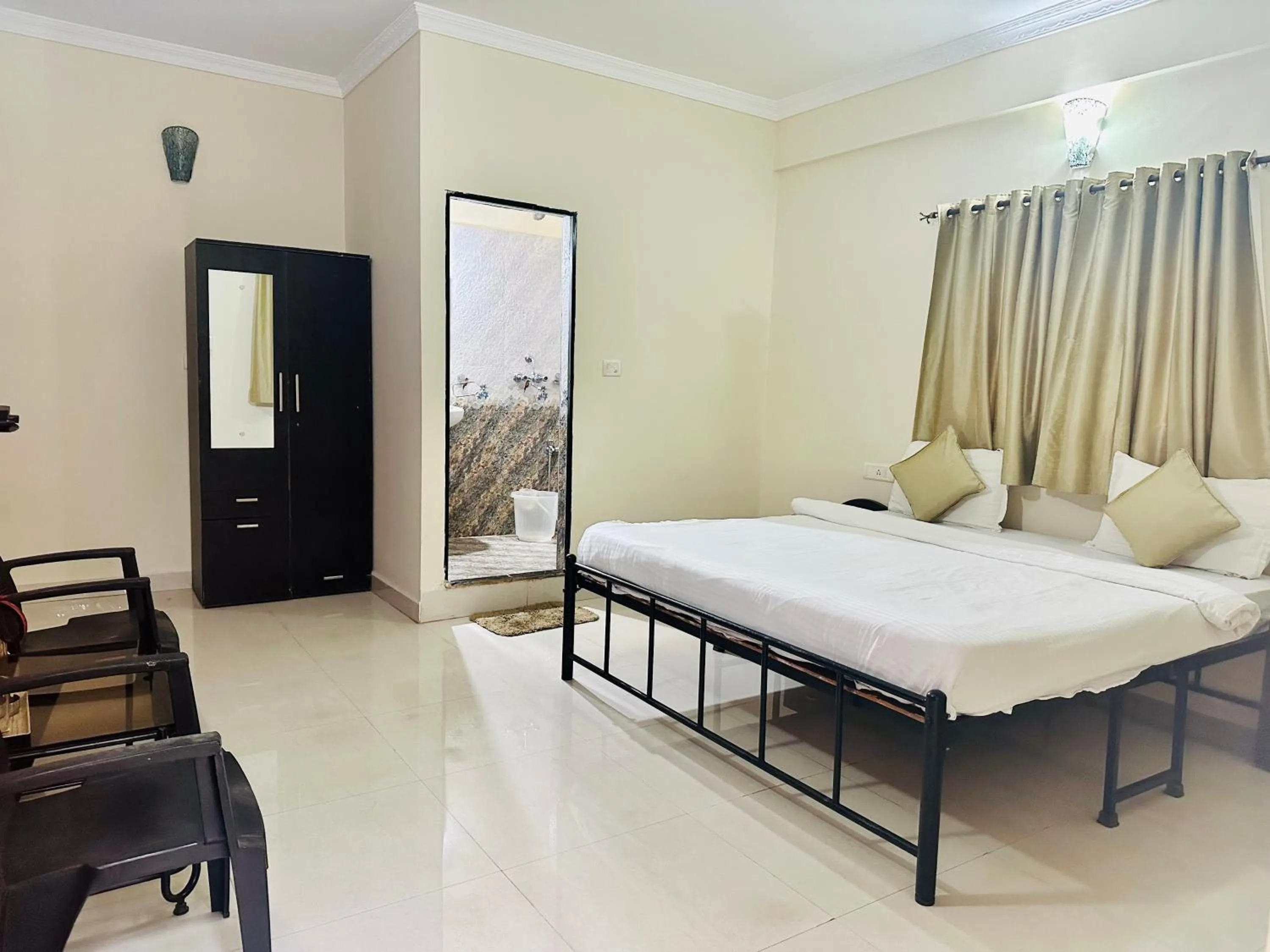 Bed in Hotel Leela Inn Candolim