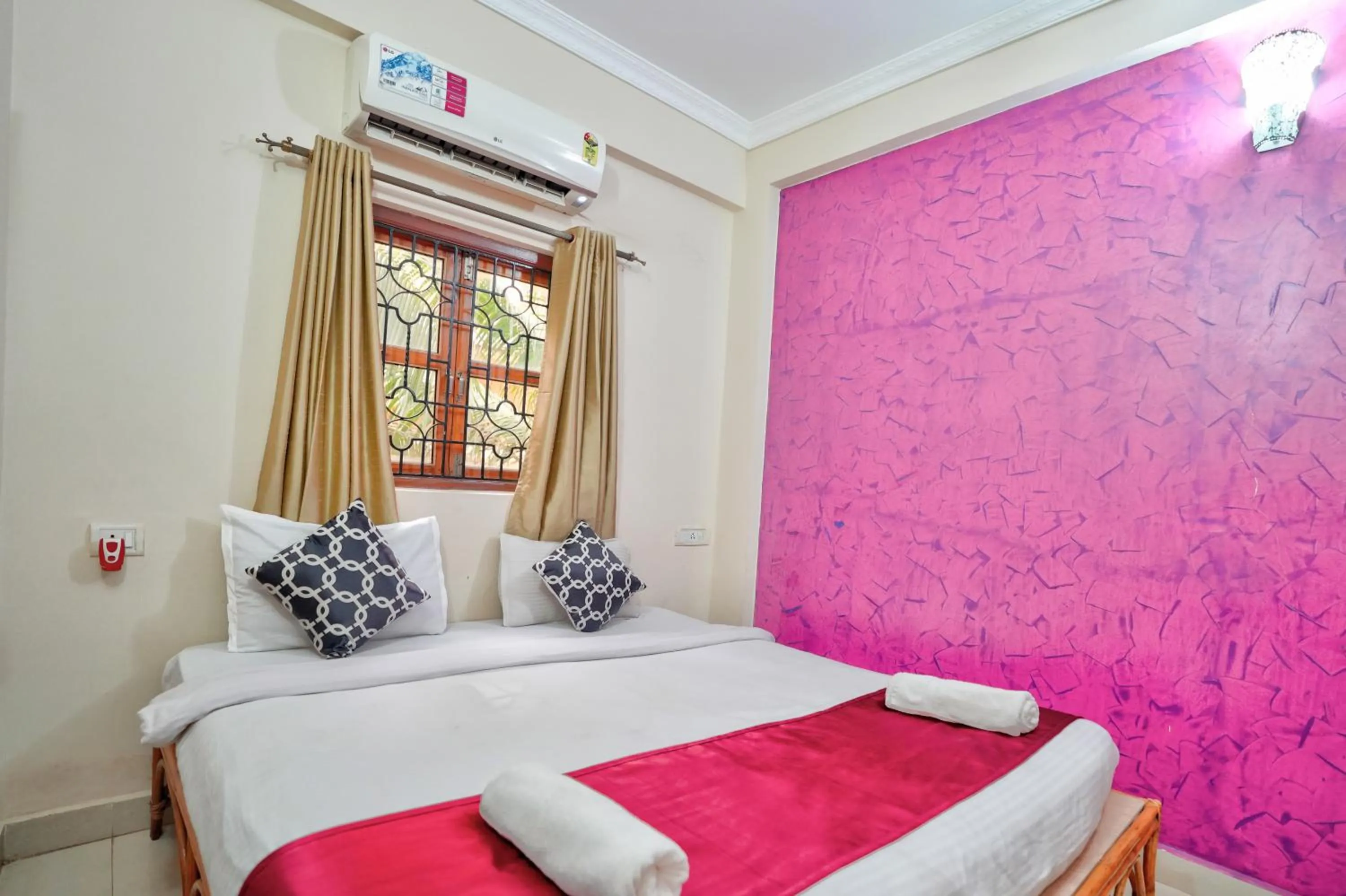 Bedroom, Bed in Hotel Leela Inn Candolim