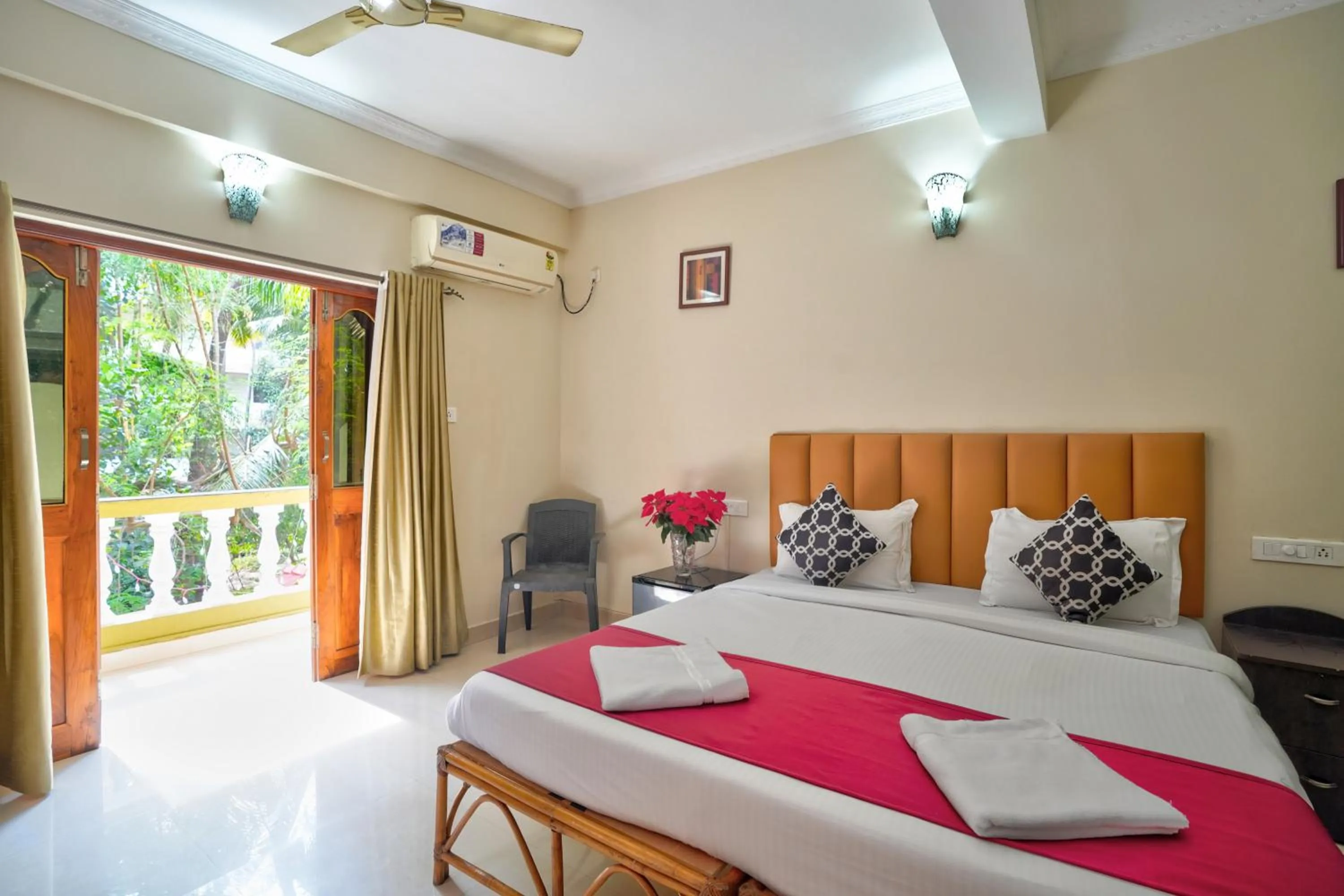 Bedroom, Bed in Hotel Leela Inn Candolim