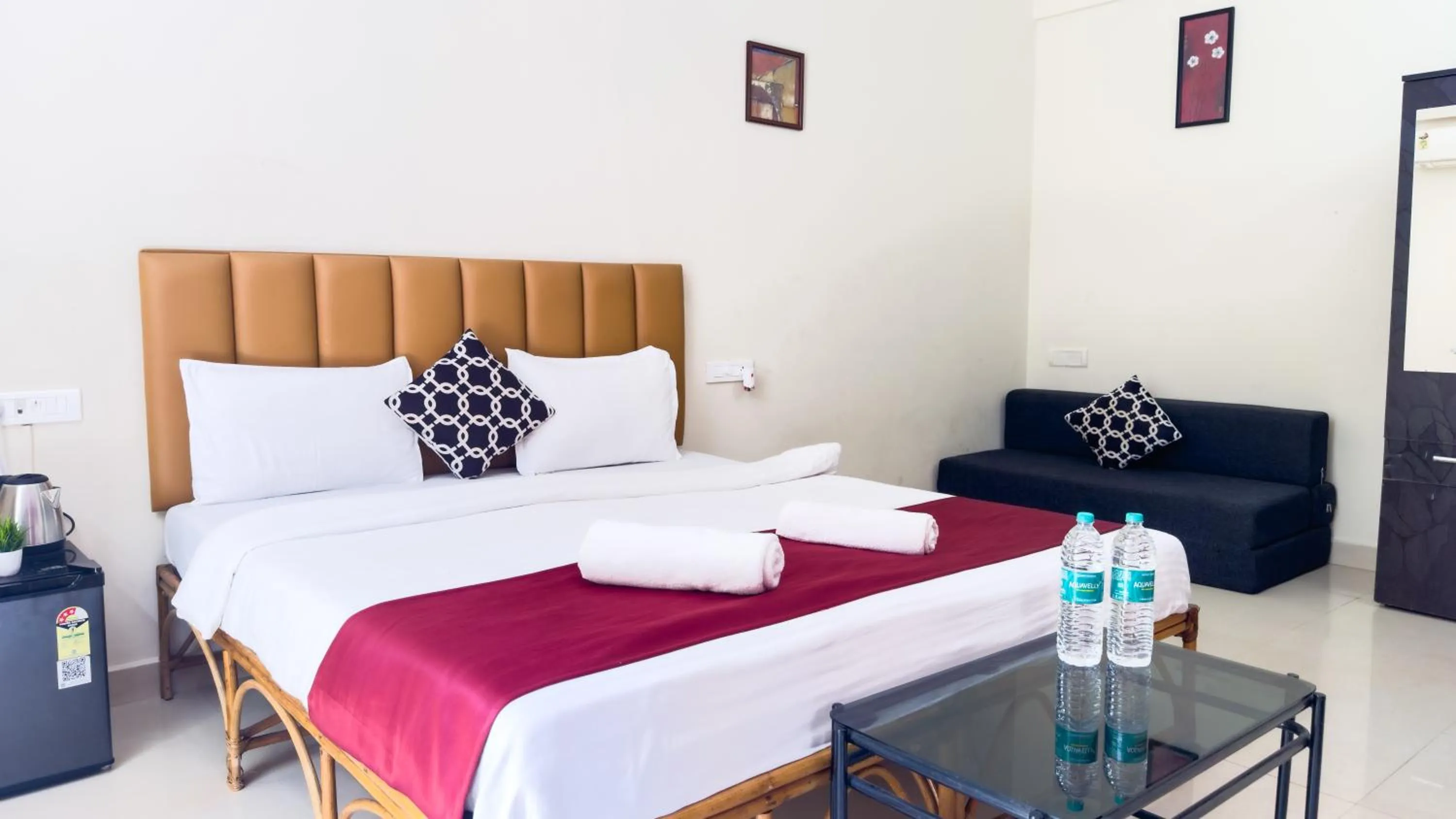 Photo of the whole room, Bed in Hotel Leela Inn Candolim