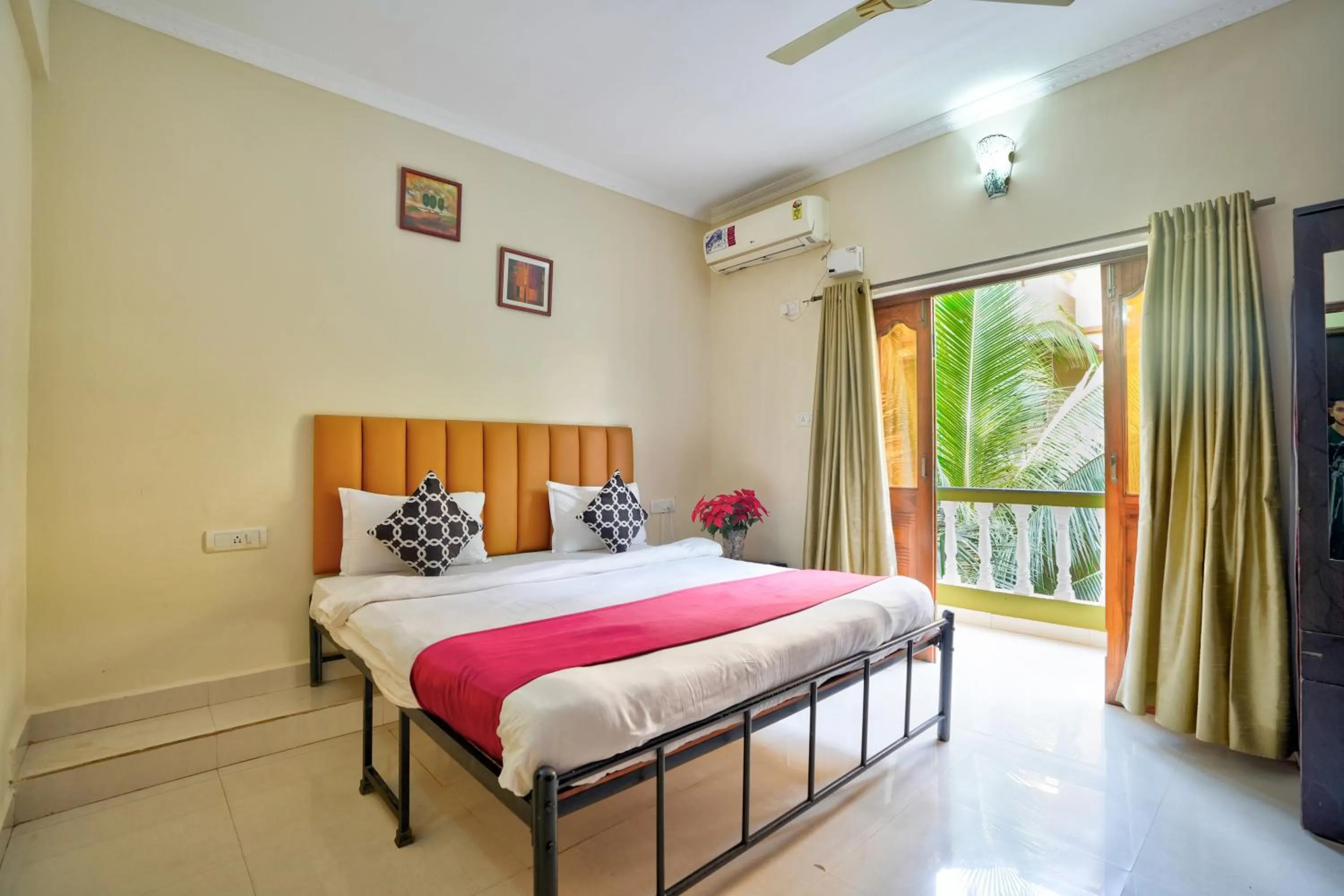 Bedroom, Bed in Hotel Leela Inn Candolim