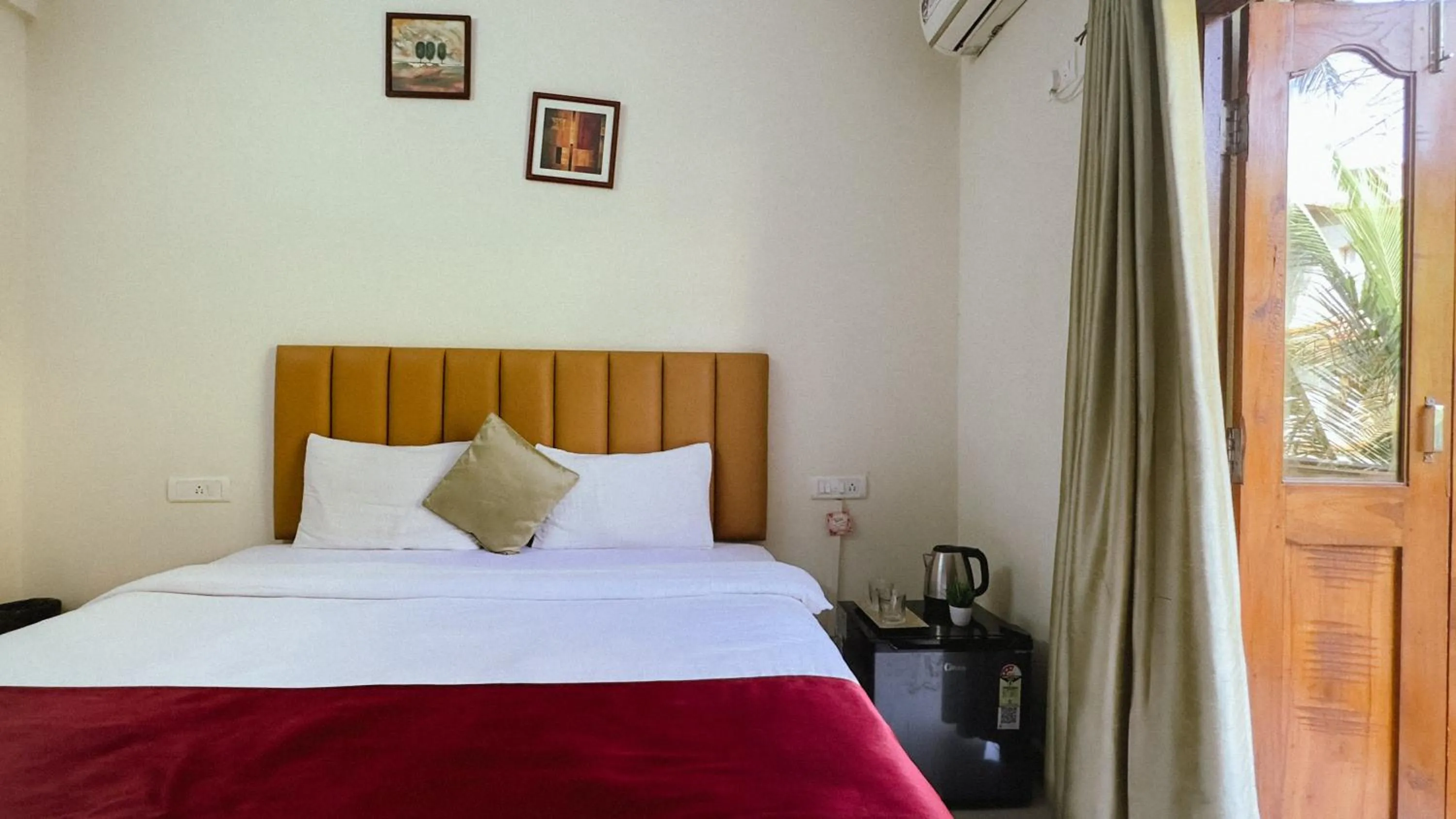 Bedroom, Bed in Hotel Leela Inn Candolim