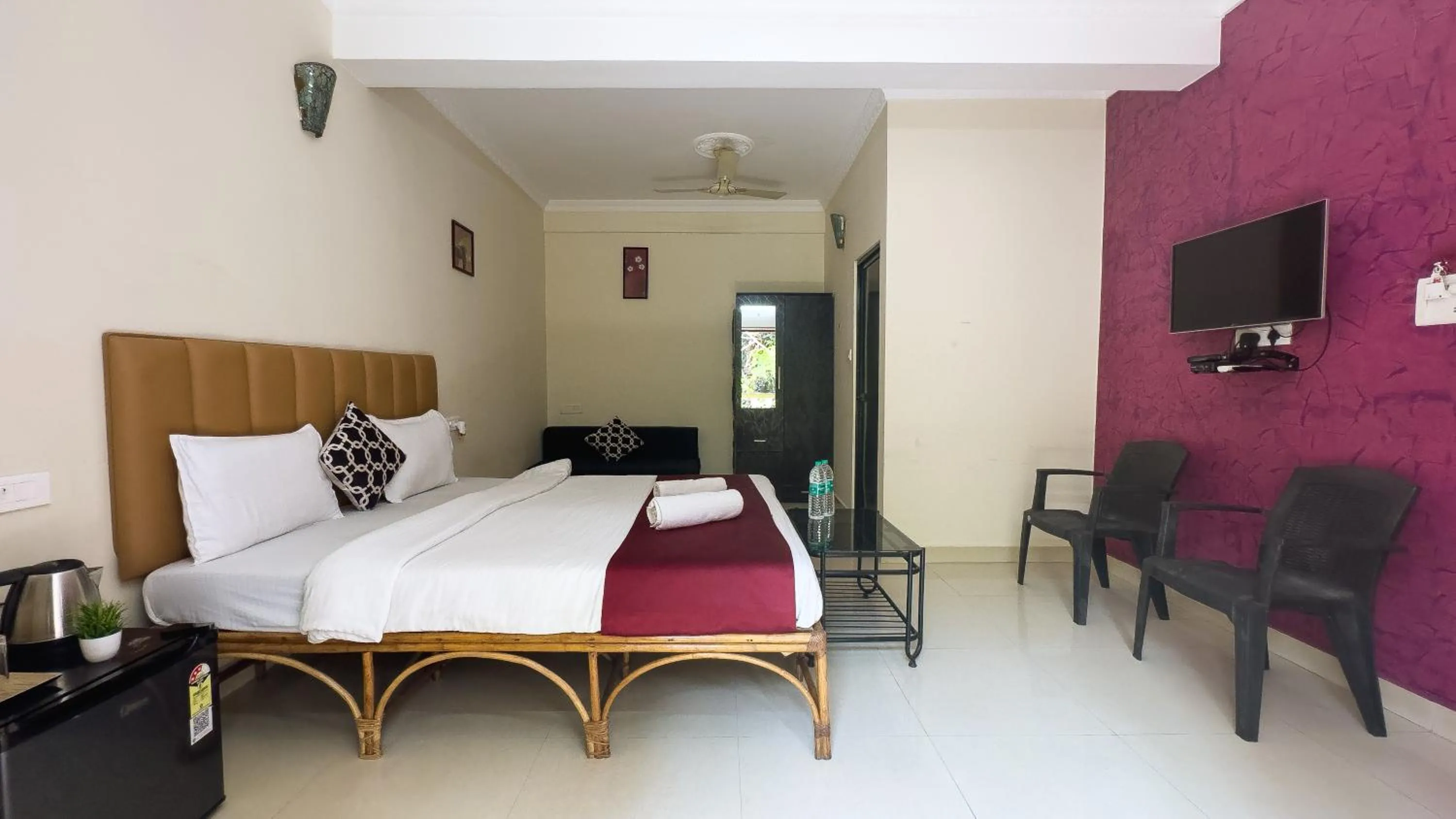 Photo of the whole room, Bed in Hotel Leela Inn Candolim