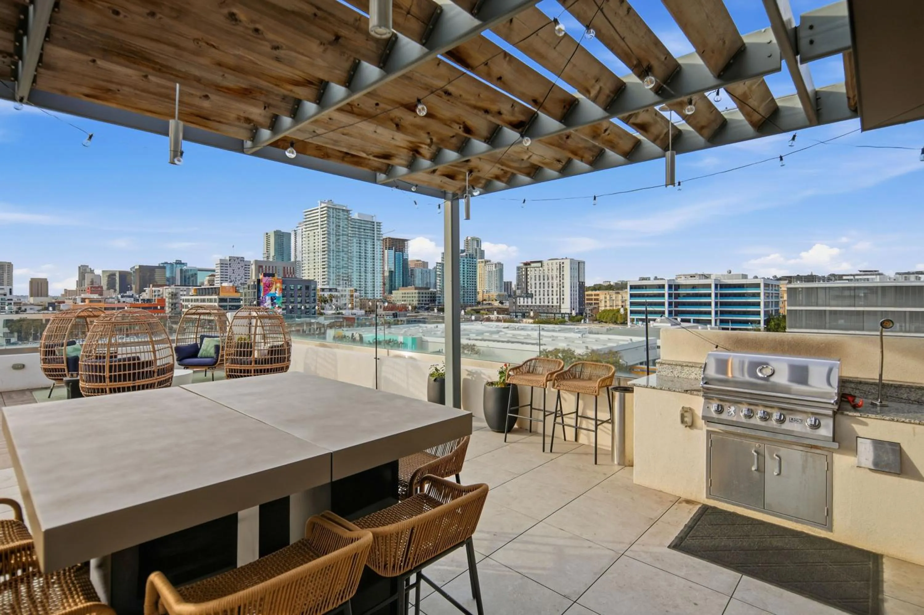 Modern Downtown Retreat Balcony Rooftop Views