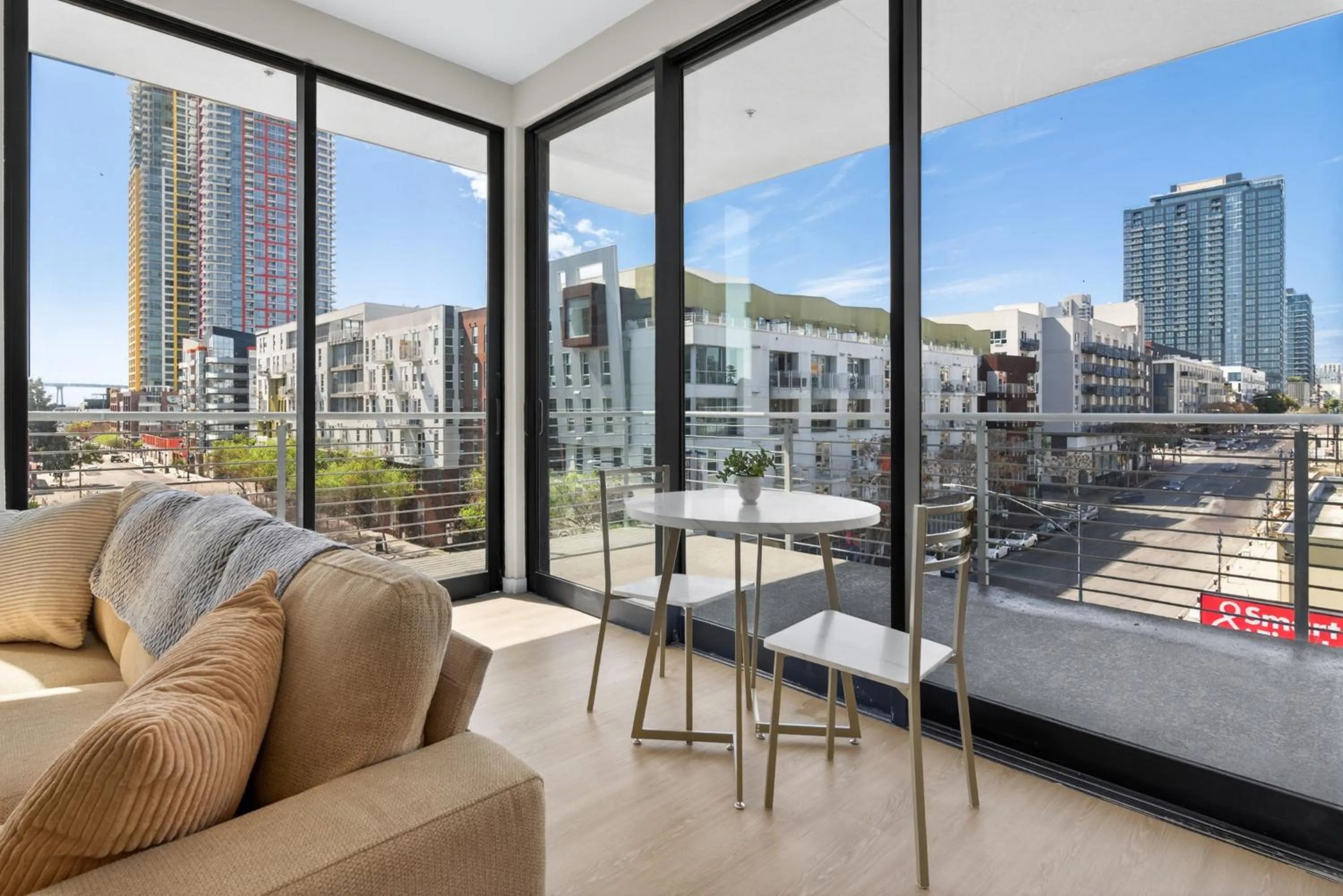 Modern Downtown Retreat Balcony Rooftop Views