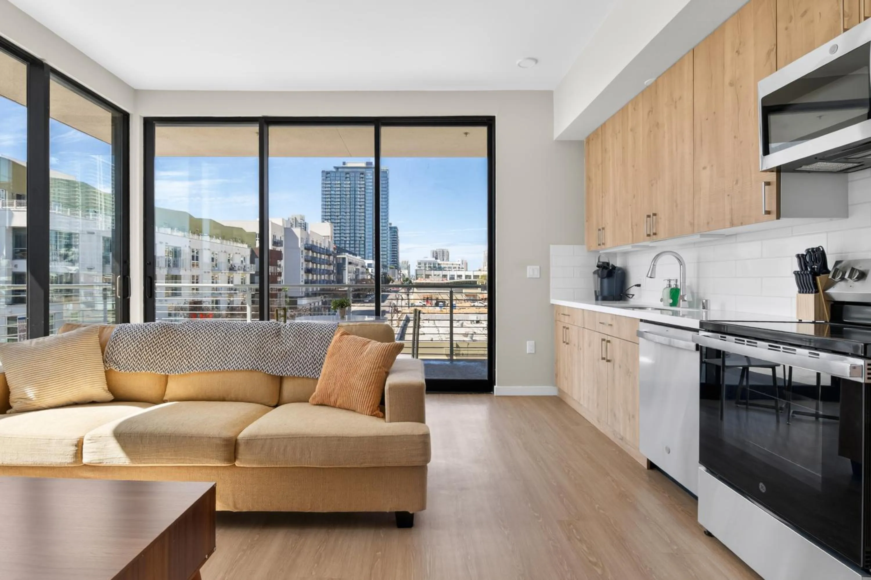 Modern Downtown Retreat Balcony Rooftop Views